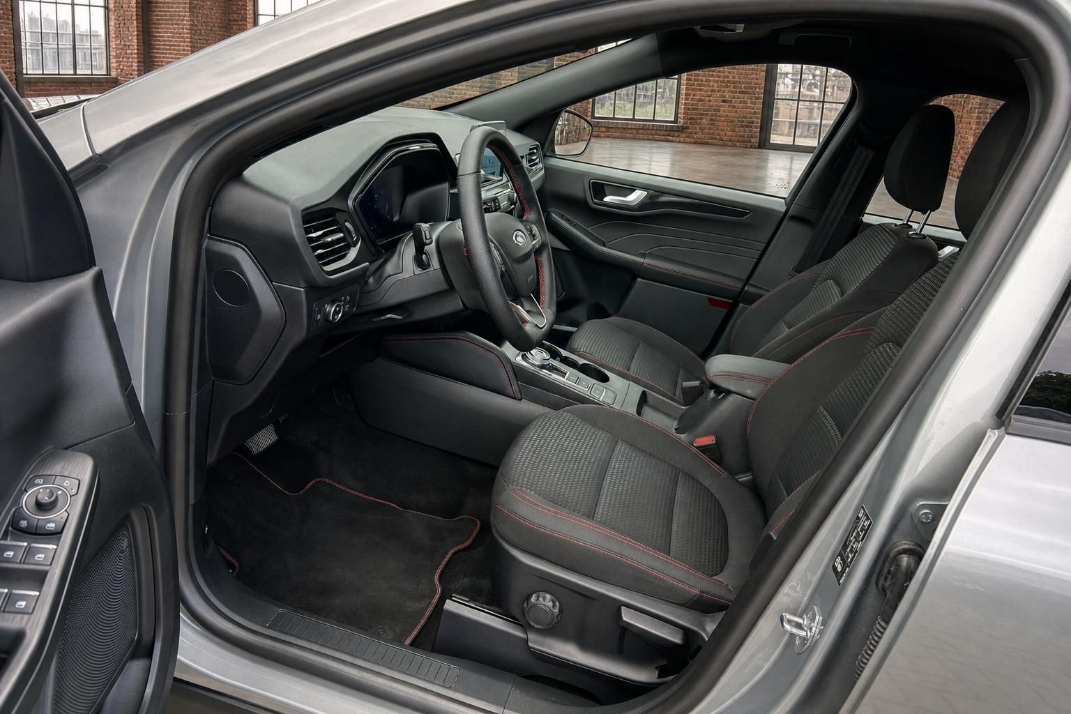 Ford Kuga Innenraum mit schwarzen Sportsitzen und Cockpit