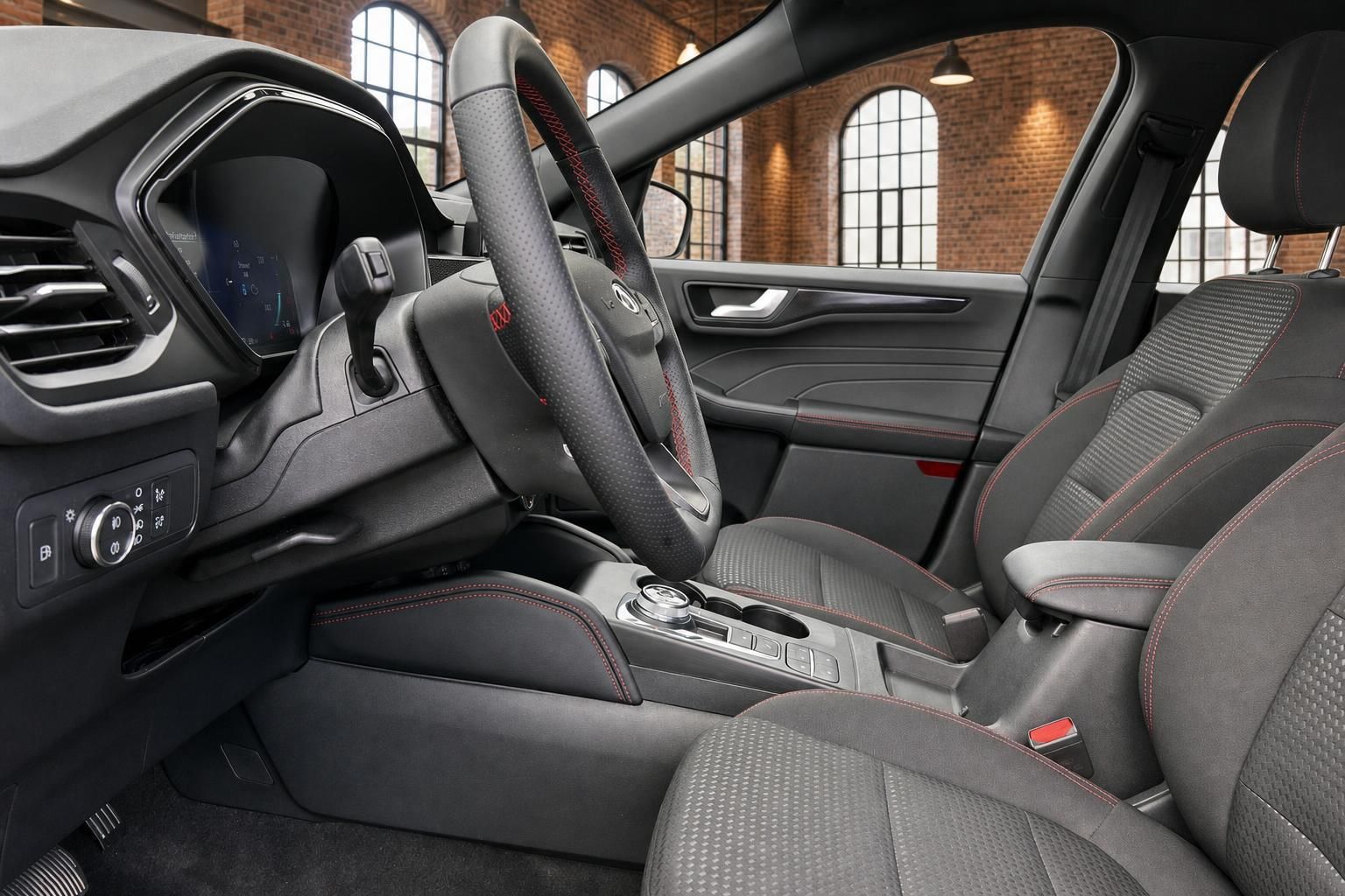 Ford Fahrersitz und Mittelkonsole mit Lederlenkrad im Detail