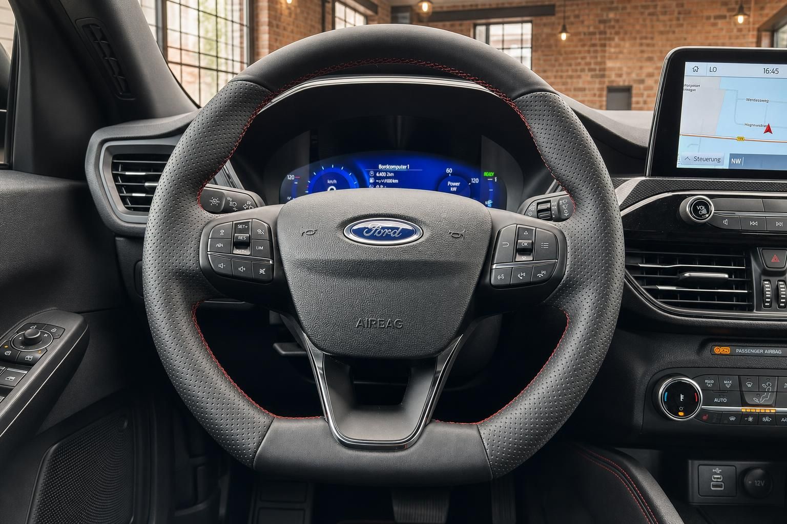 Ford Kuga Cockpit mit Lenkrad und digitalem Kombiinstrument im Detail