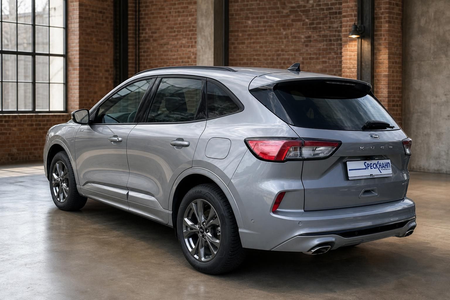 Ford Kuga Silber Heckansicht mit Rücklichtern in Industriehalle