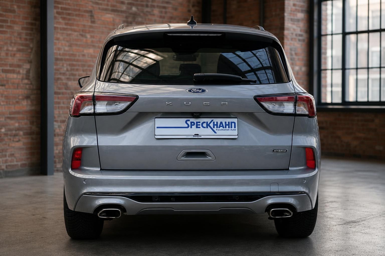 Ford Kuga Hybrid in Silber, Heckansicht in Loft-Ausstellungsraum