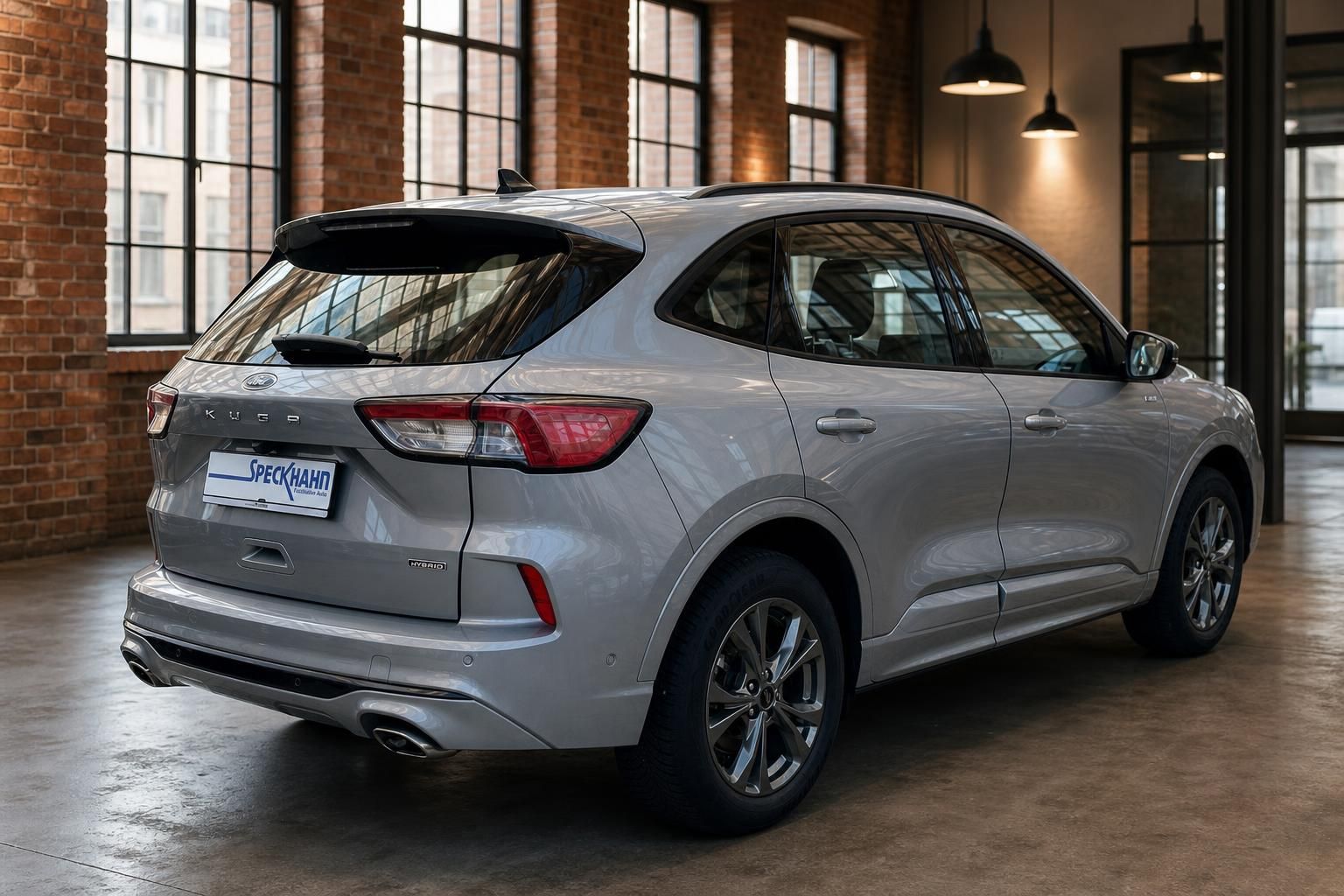 Ford Kuga Hybrid Silber, Seiten-Heckansicht im Autohaus