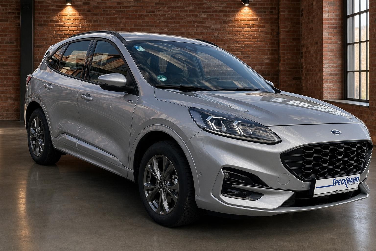 Ford Kuga Silber Frontansicht in moderner Halle mit Backsteinwand