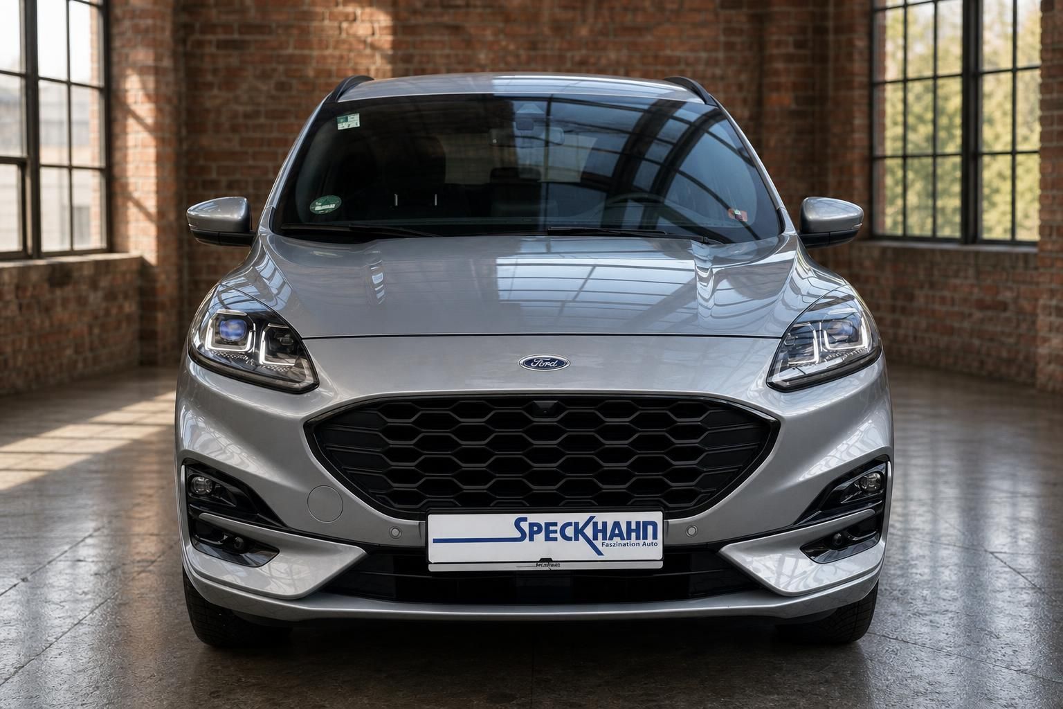 Ford Kuga silber Frontansicht in historischer Fahrzeughalle