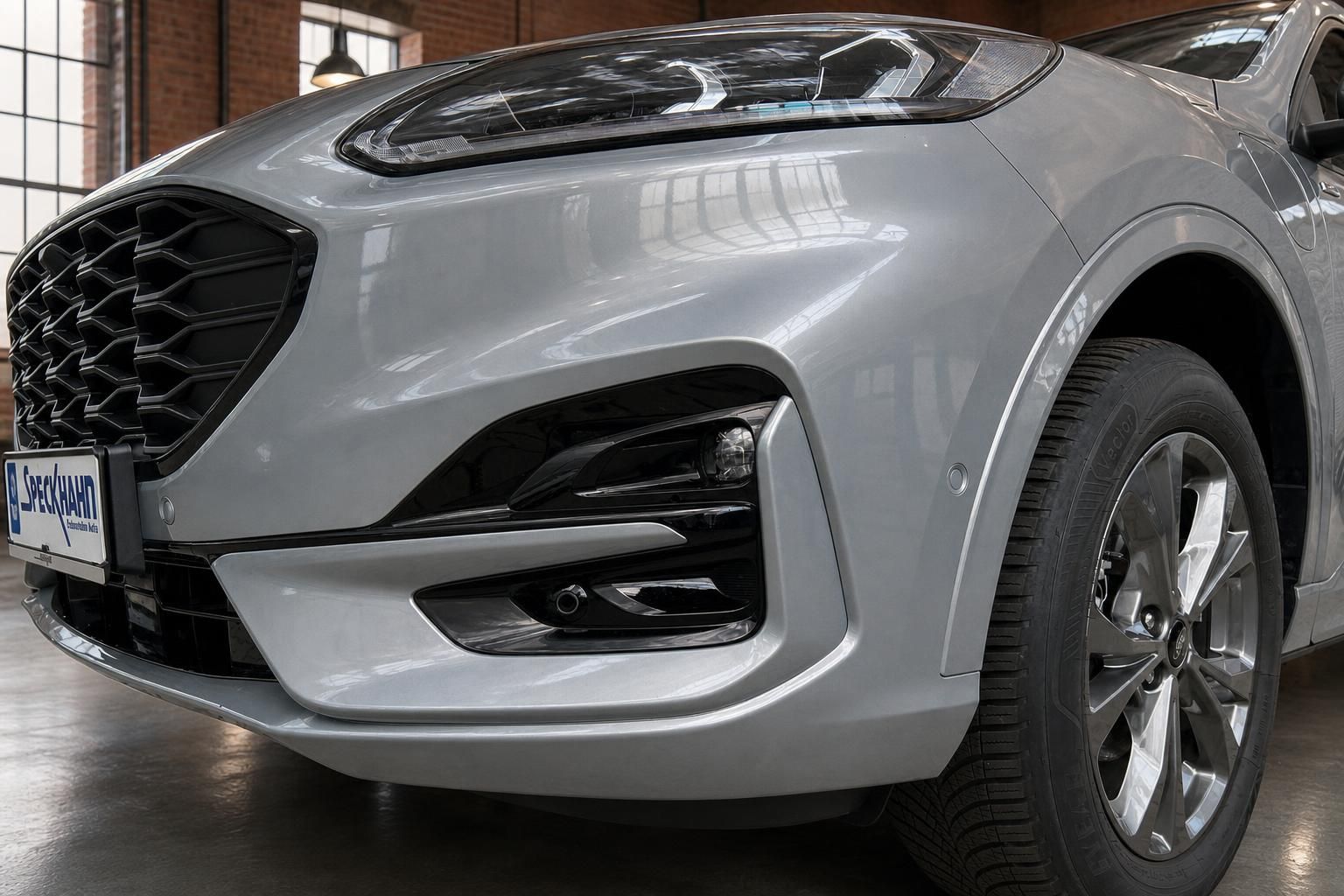 Ford Kuga Frontpartie Detail mit Scheinwerfer und Felge silber