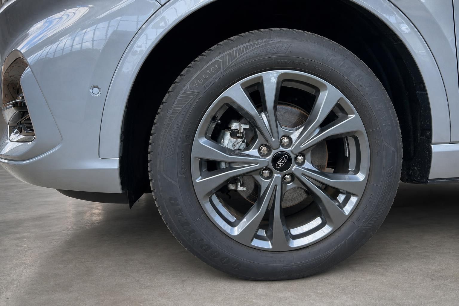 Ford SUV Rad mit Goodyear Reifen und Leichtmetallfelge Nahaufnahme