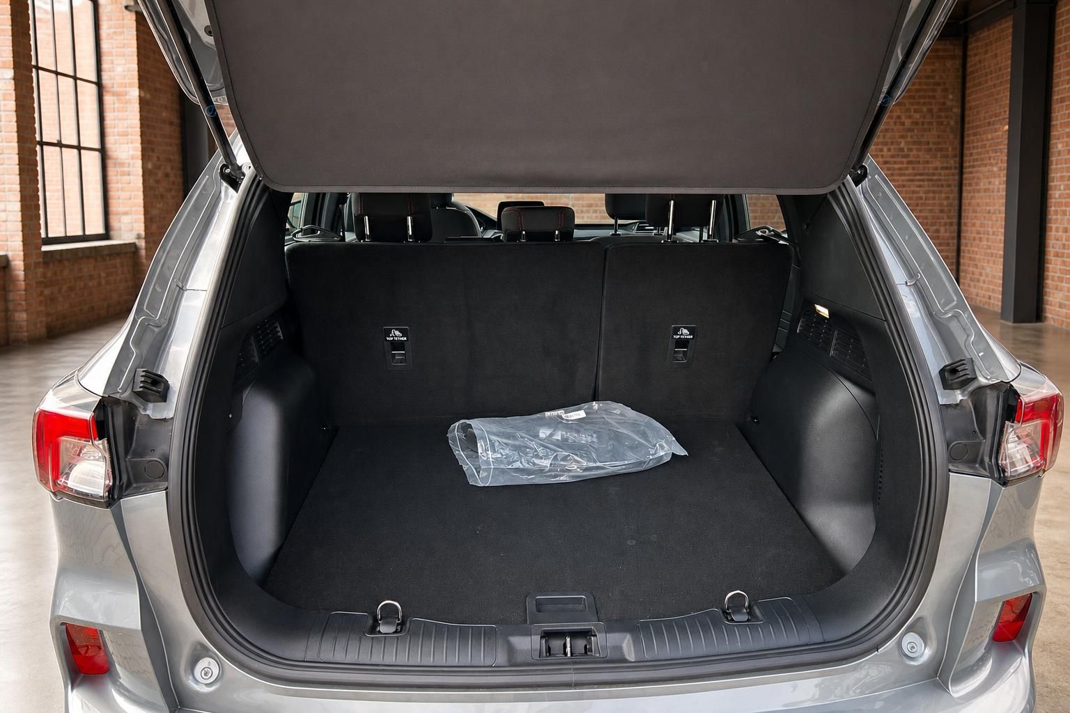 Kofferraum eines Ford SUV mit geoeffneter Heckklappe, leerer Laderaum