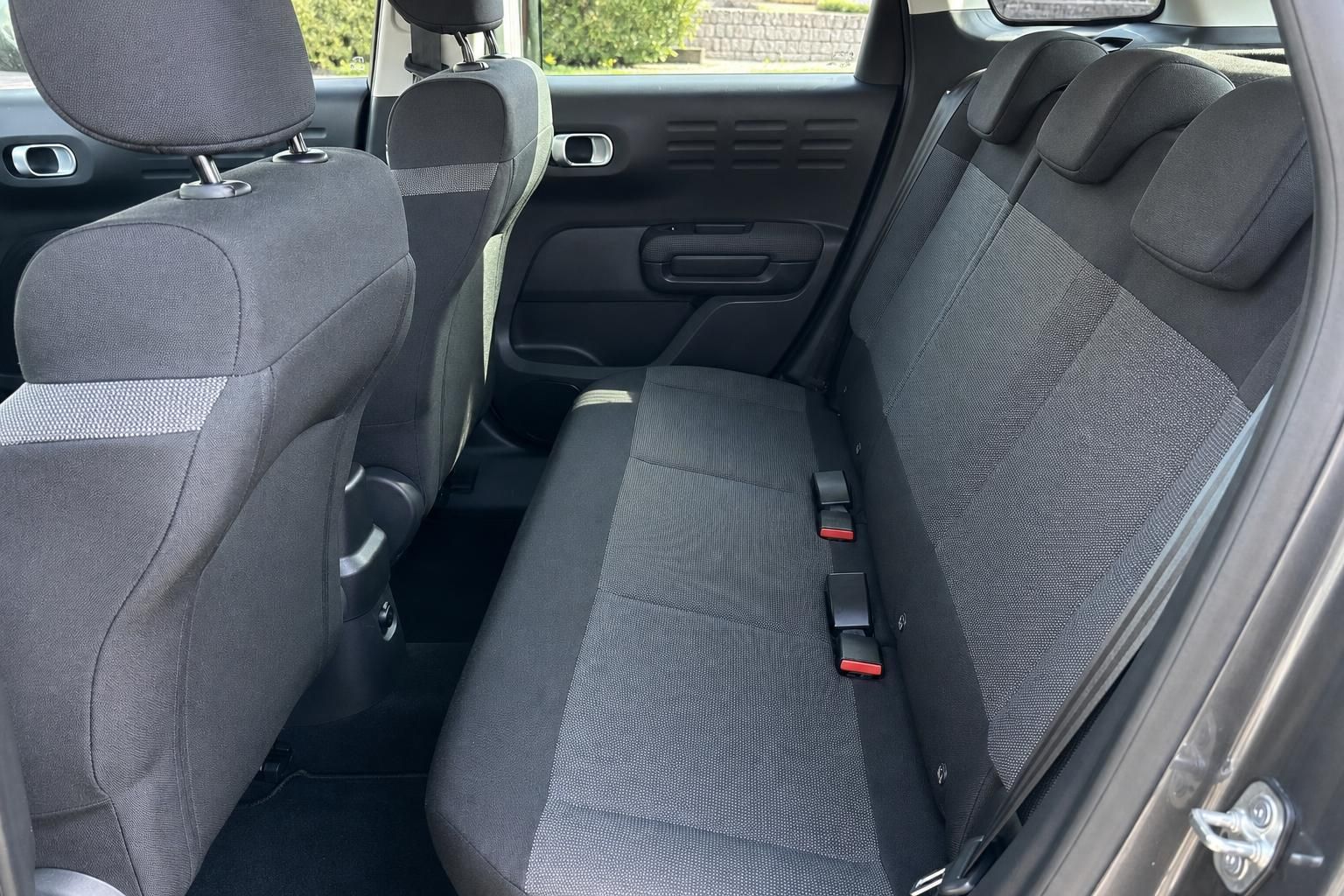Citroën C3 Aircross Innenraum Rücksitzbank mit grauer Stoffausstattung und Türverkleidung