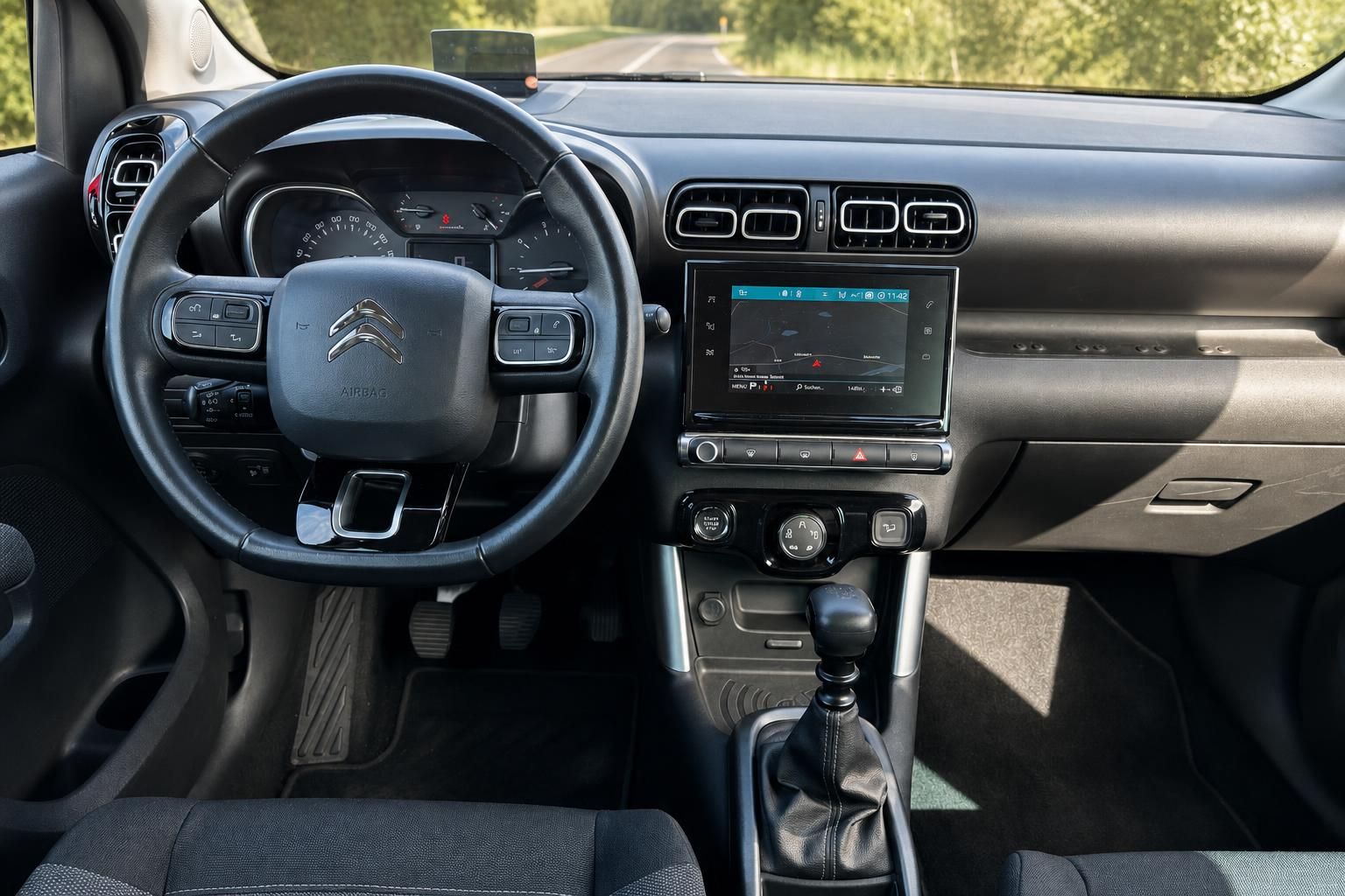 Citroën Innenraum mit Lenkrad, Armaturenbrett und Touchscreen-Display