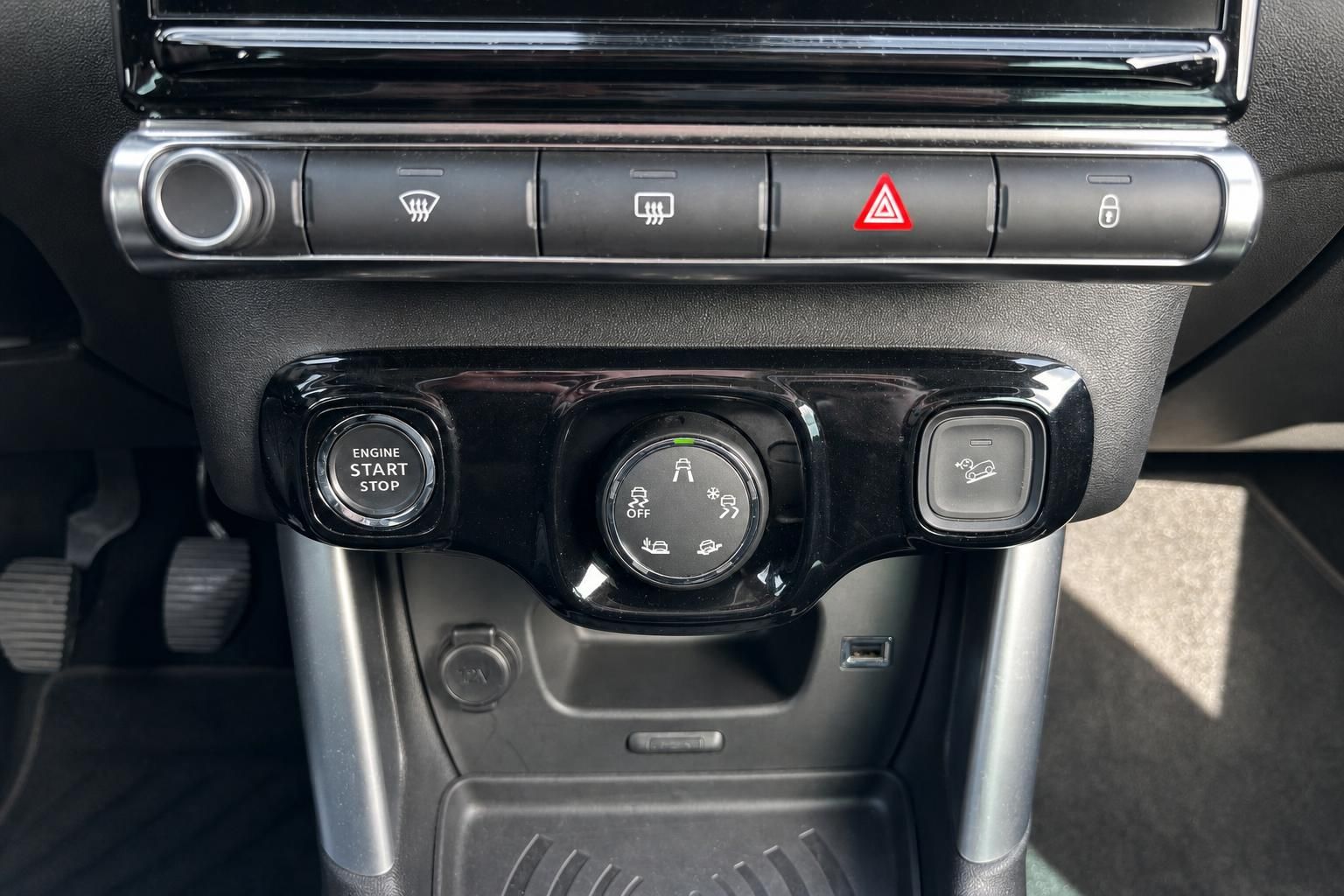 Citroën Mittelkonsole mit Engine Start/Stop Button und Klimaanlage-Bedienung