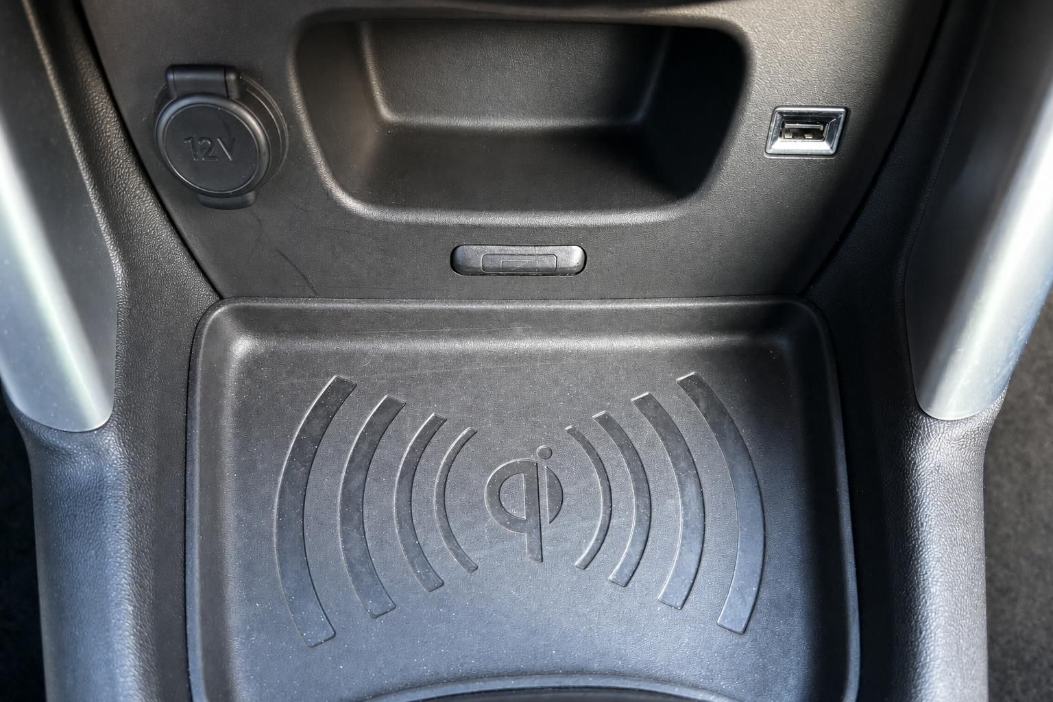Citroën Mittelkonsole mit kabelloser Smartphone-Ladestation und USB-Anschluss