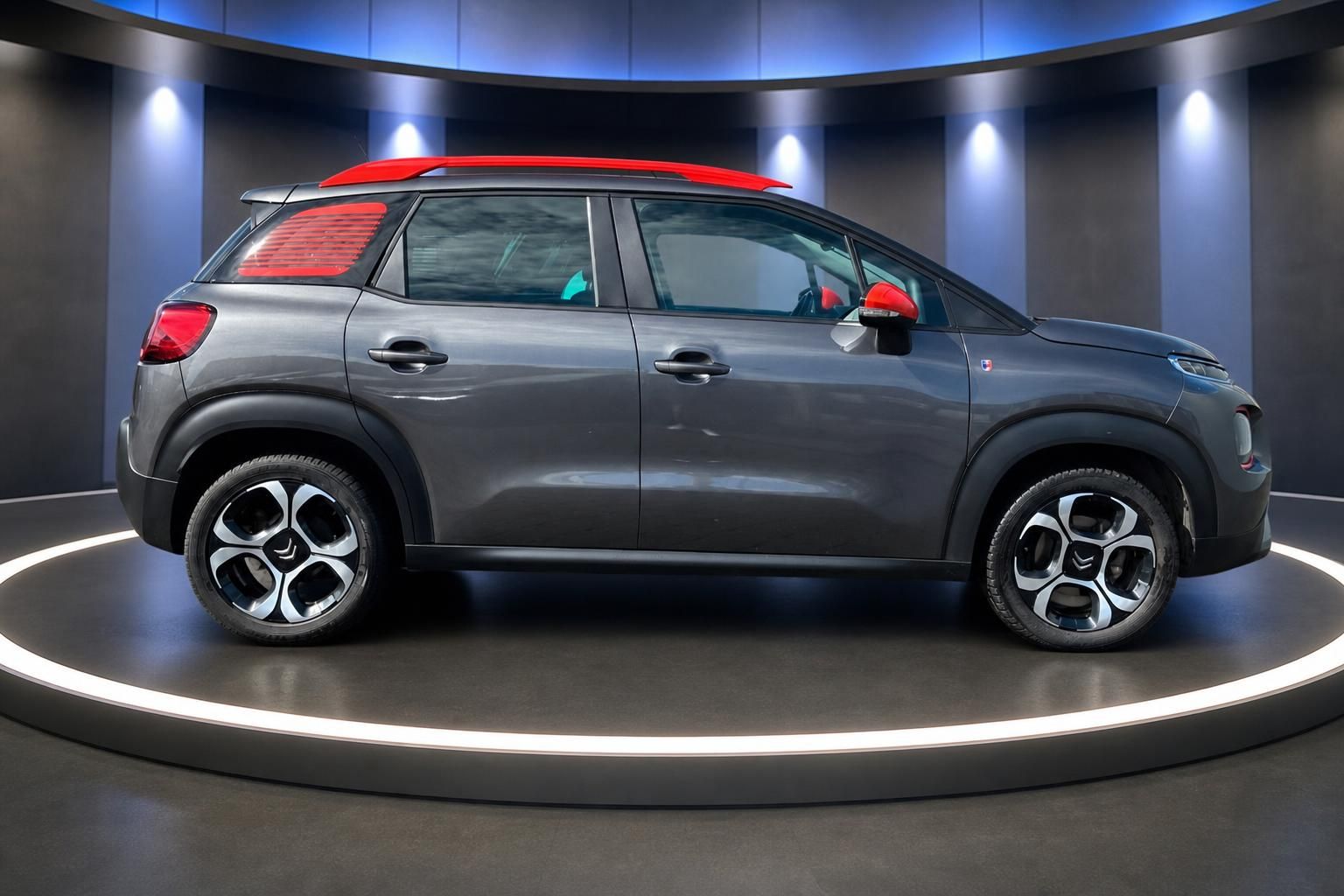 Citroën C3 Aircross SUV Seitenansicht links - graue Karosserie mit roten Spiegelkappen