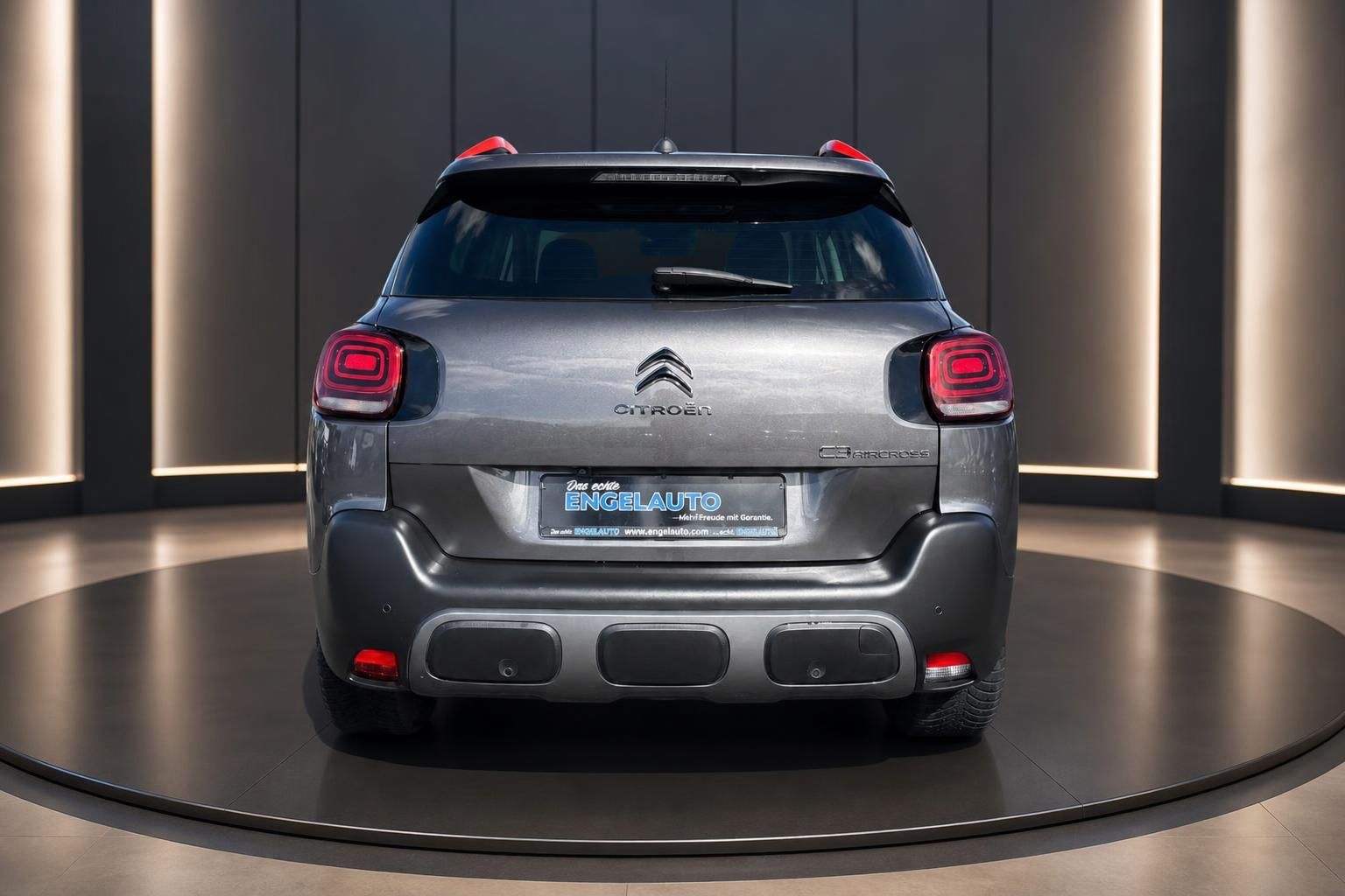 Citroën C3 Aircross SUV Heckansicht in grau mit rotem Dach und Händler-Kennzeichenrahmen