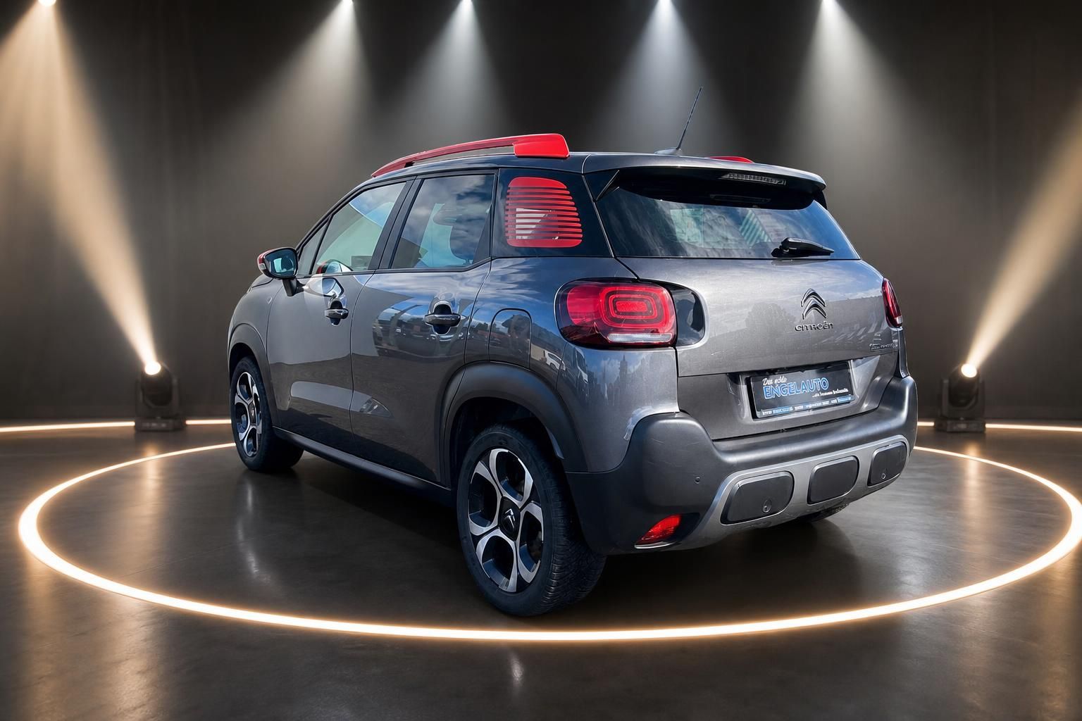 Citroën C3 Aircross SUV in grau von hinten mit roten Dachelemente und LED-Rücklichter