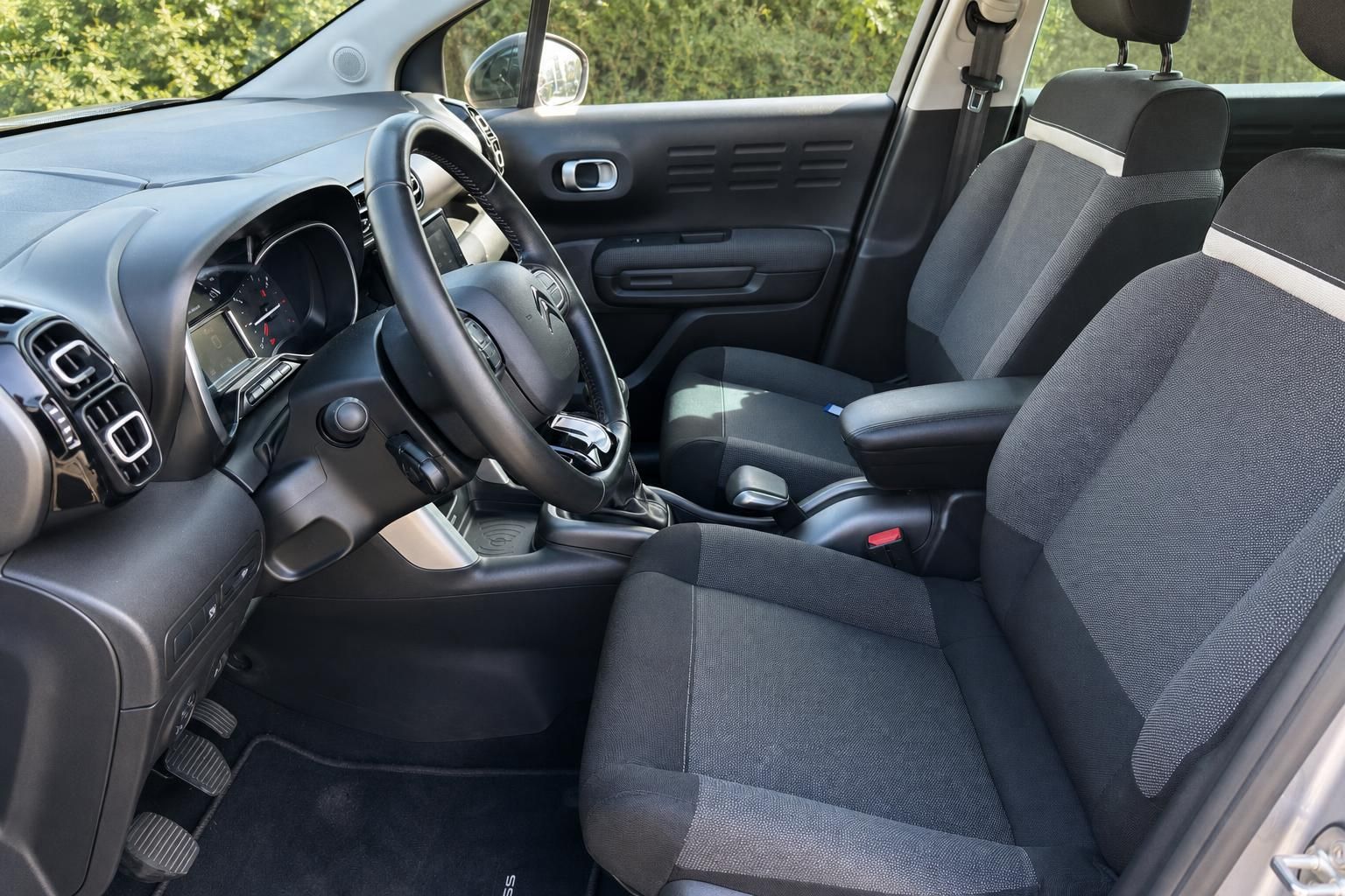 Citroën C3 Aircross Cockpit mit Lenkrad, Armaturenbrett und Fahrersitz in grauer Ausstattung