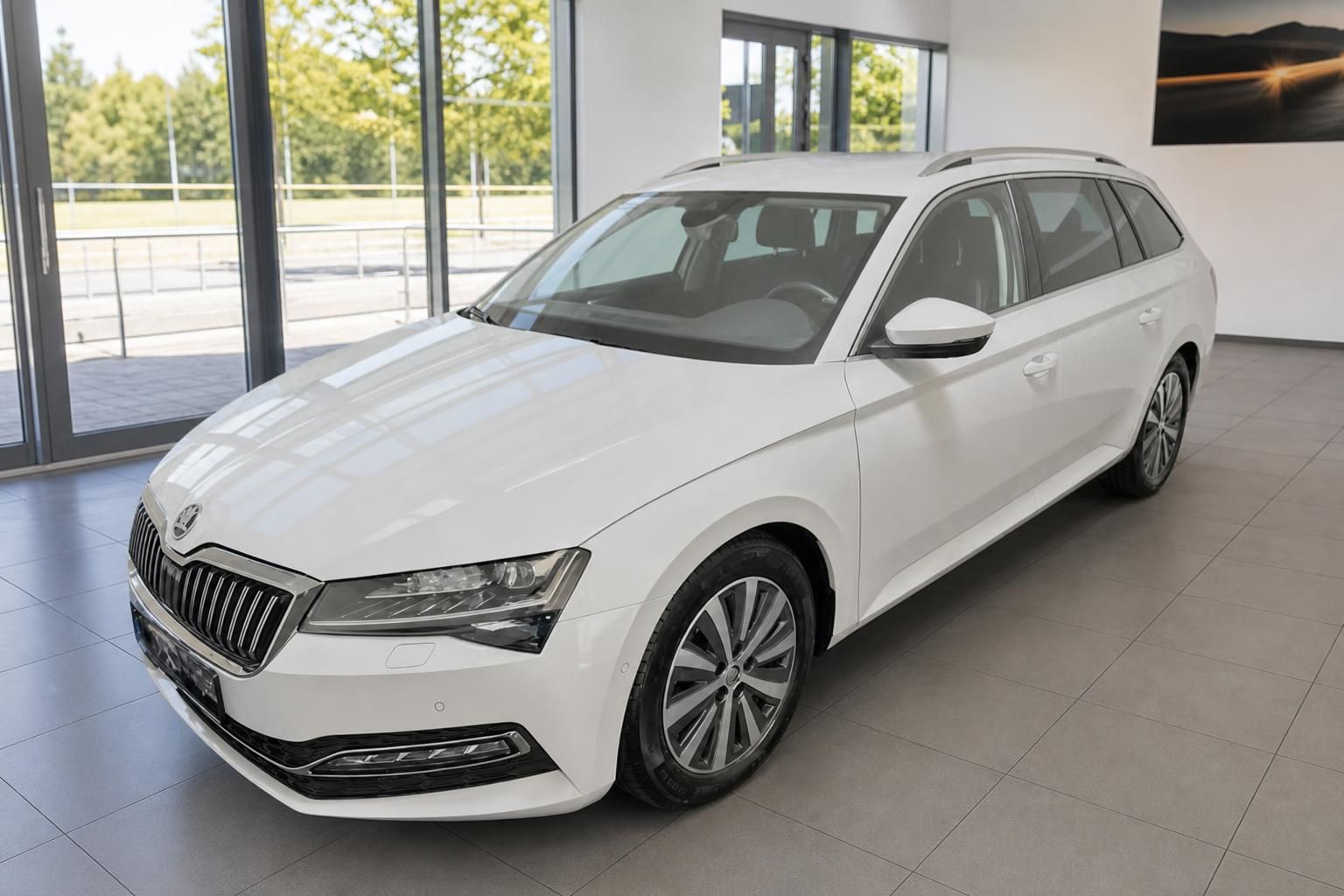 Skoda Superb Combi weiß in Front-Seitenansicht im Autohaus