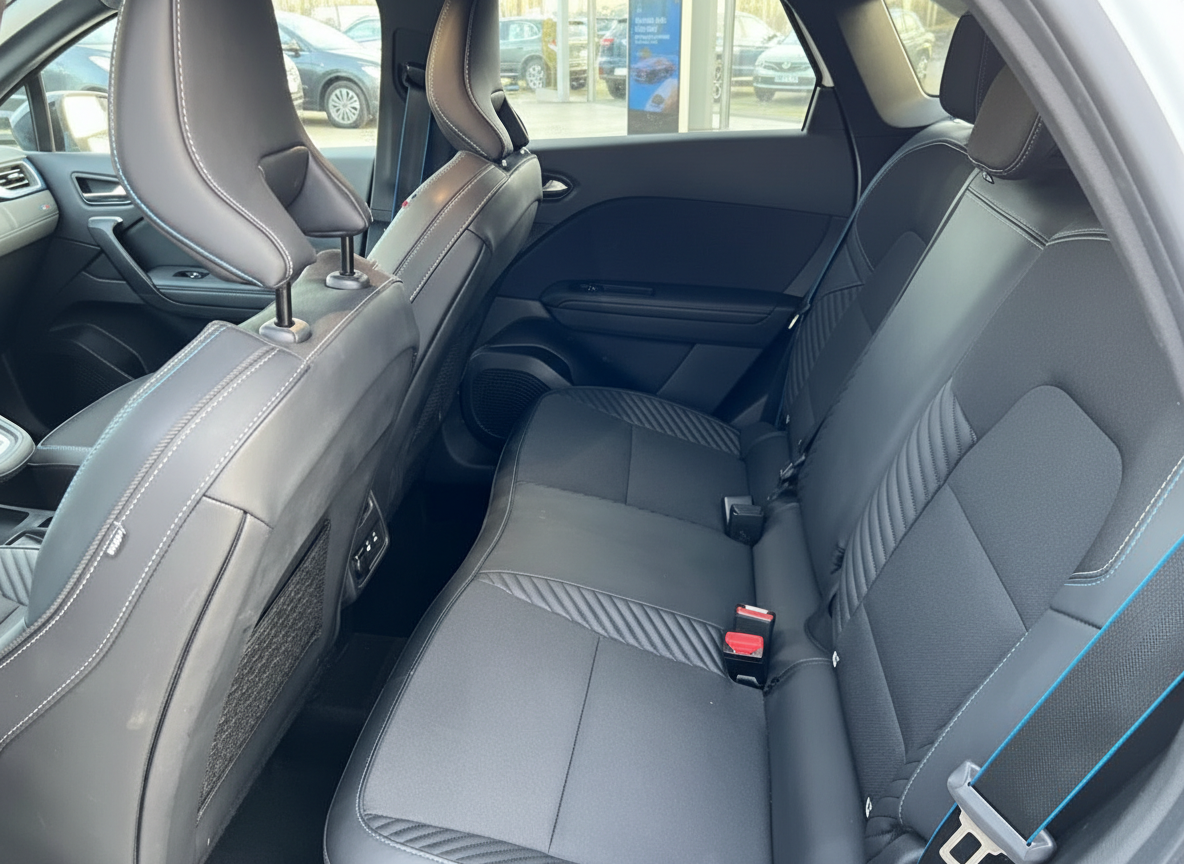 Schwarzes Fahrzeug Innenraum Rücksitzbank mit Sicherheitsgurten und modernem Design