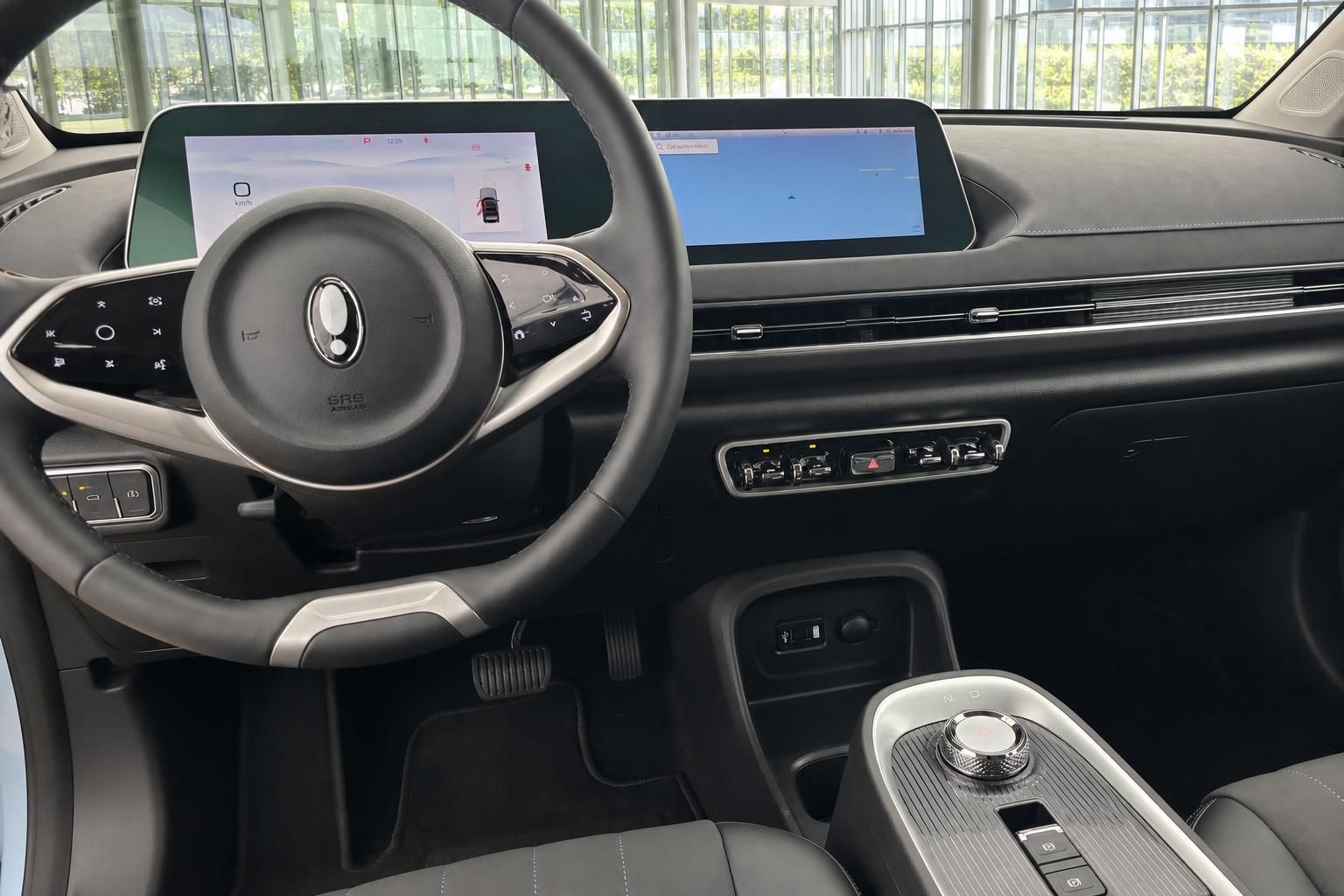 Fahrzeug Cockpit mit Lenkrad, Doppel-Display, Mittelkonsole und schwarzem Interieur