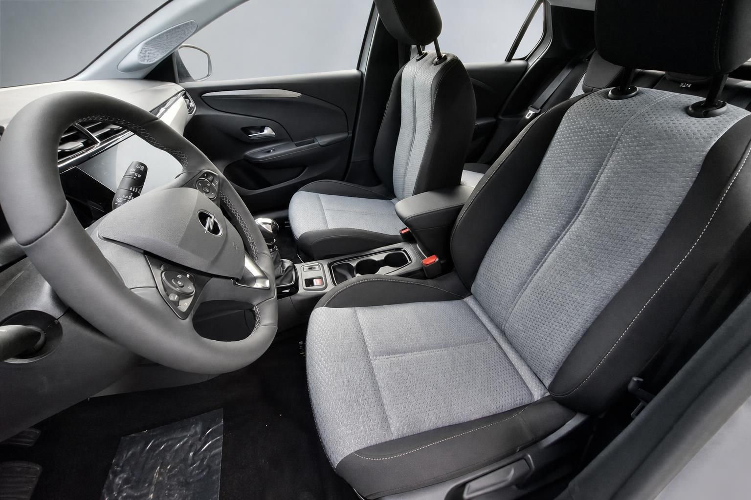 Opel Corsa Innenraum Vordersitze und Mittelkonsole Detail