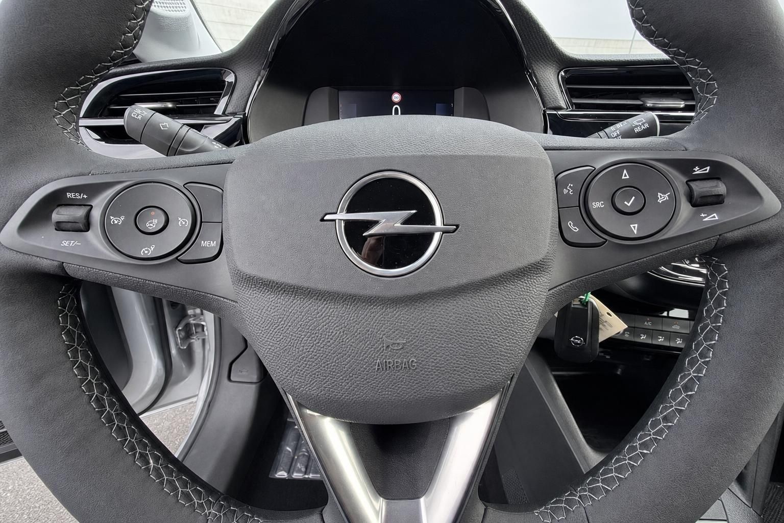 Opel Lenkrad mit Multifunktionstasten und Airbag im Detail