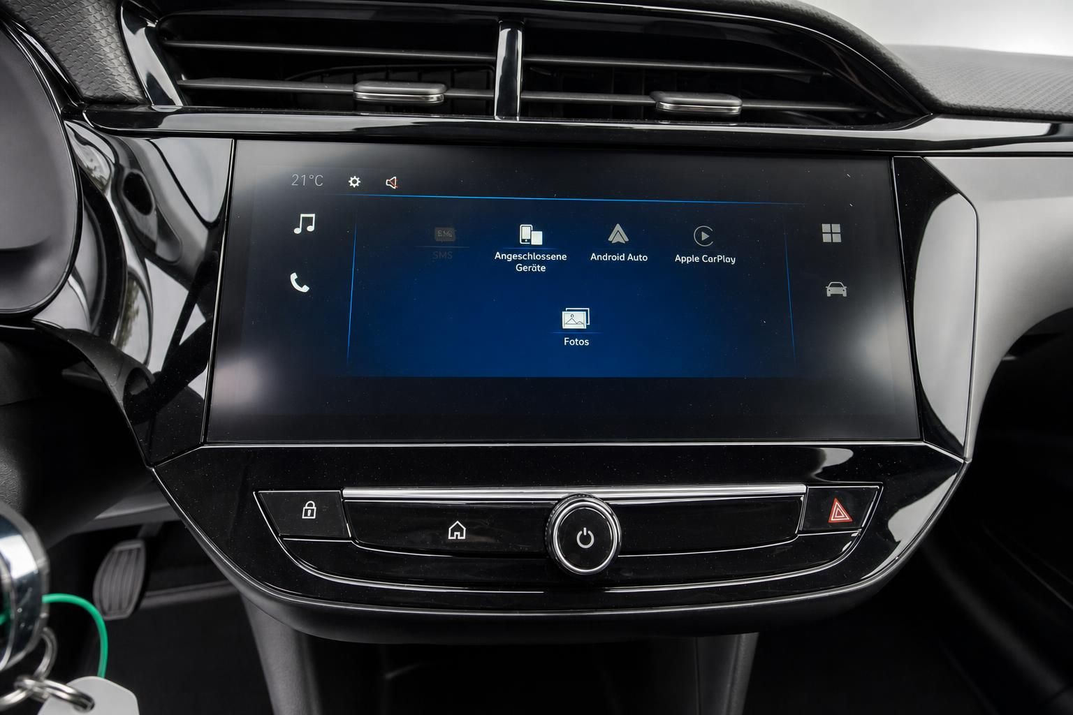 Opel Infotainment-Bildschirm mit Apple CarPlay und Android Auto