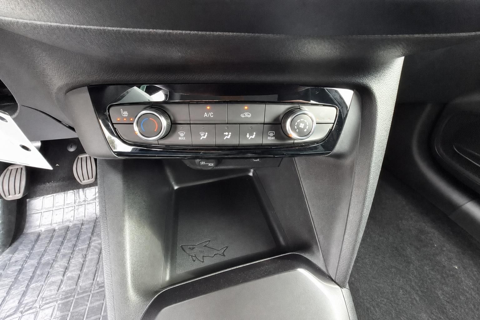 Opel Klimabedienung und Sitzheizung im Fahrzeuginnenraum Detail