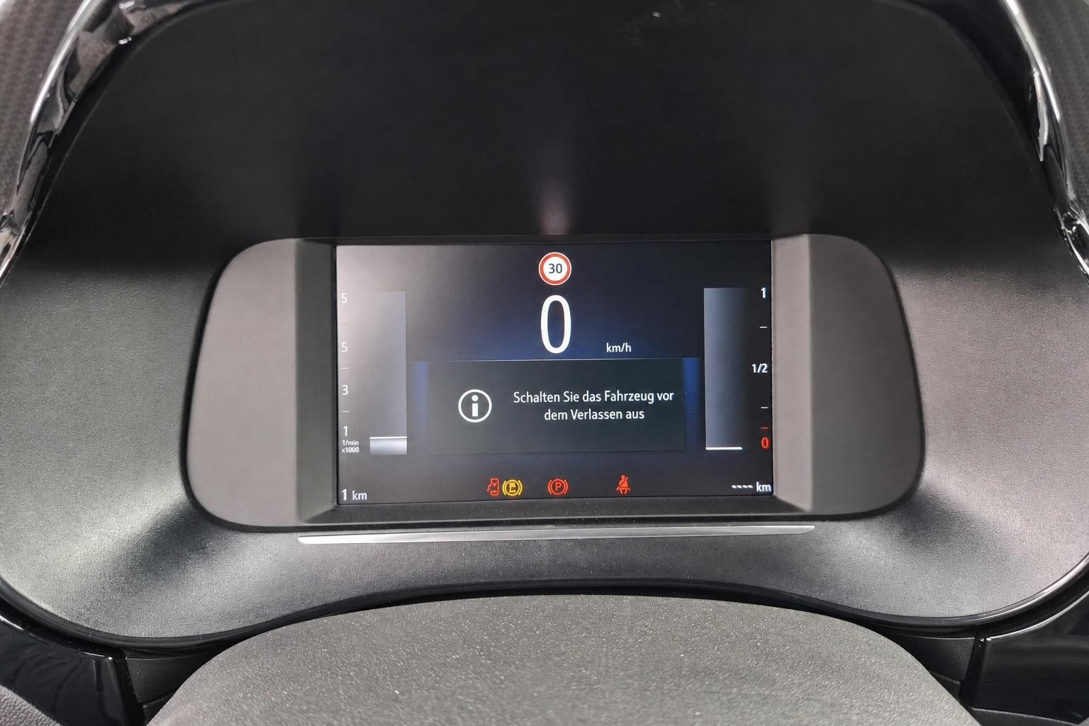 Opel Fahrerdisplay mit Tempolimit und digitaler Anzeige