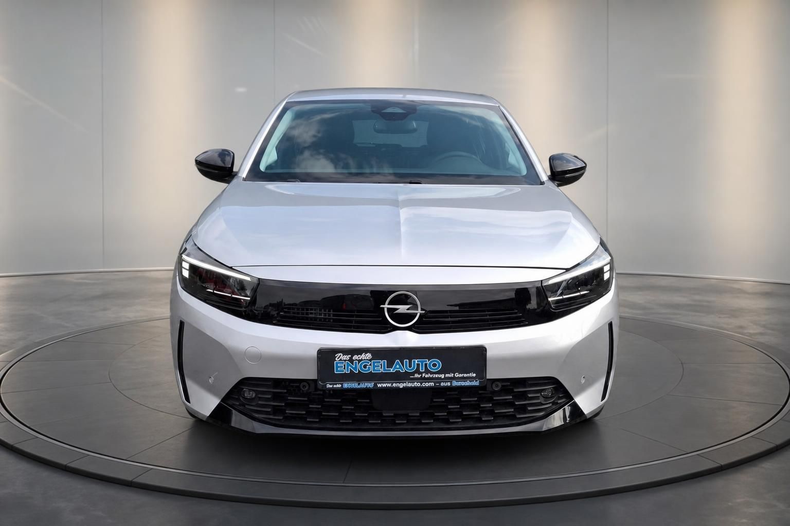 Opel Corsa Silber Frontansicht mit Kennzeichenhalter des Autohauses Engelauto