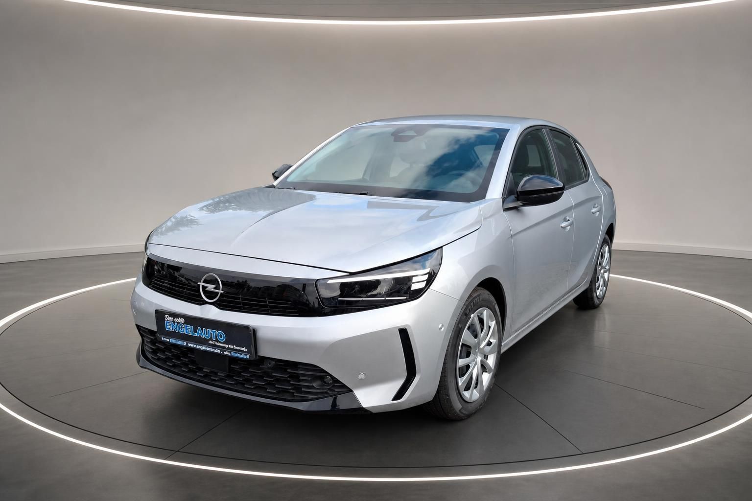 Opel Corsa Silber Frontansicht schräg, Neuwagen im Autohaus präsentiert