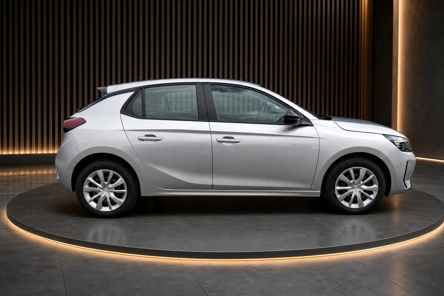 Opel Corsa in Silber, Seitenansicht auf Drehbühne im Showroom