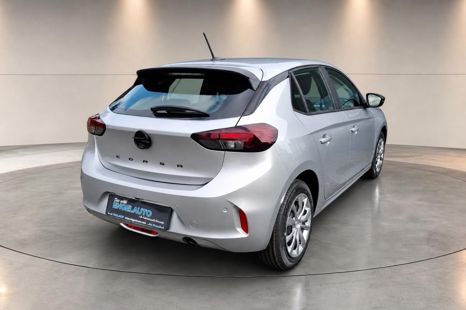 Opel Corsa in Silber, Heckansicht schräg mit Kennzeichenhalter Engelauto