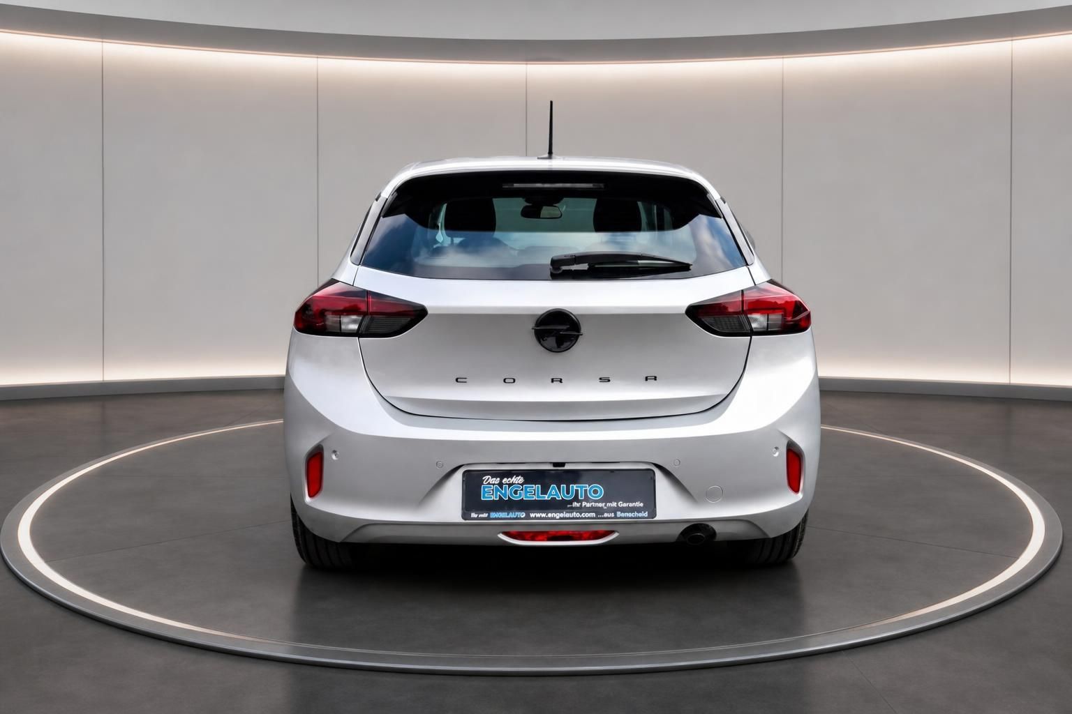 Opel Corsa silber Heckansicht auf Drehteller im Autohaus