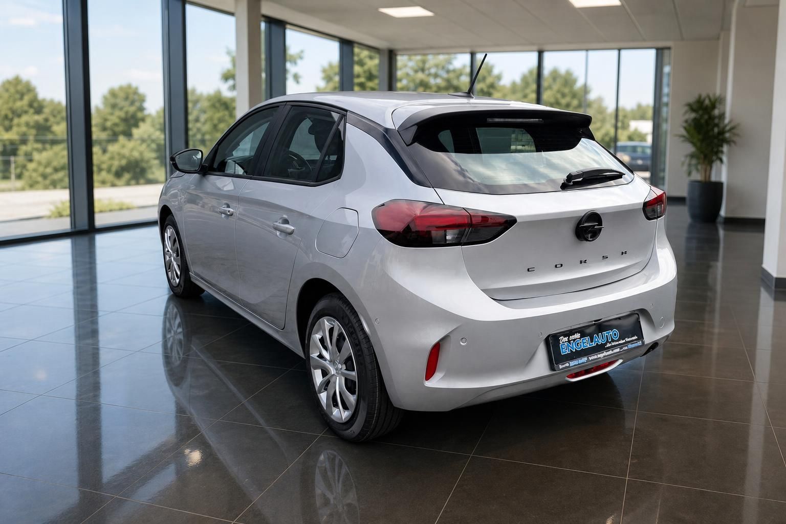 Opel Corsa silber Heck-Seitenansicht im Autohaus