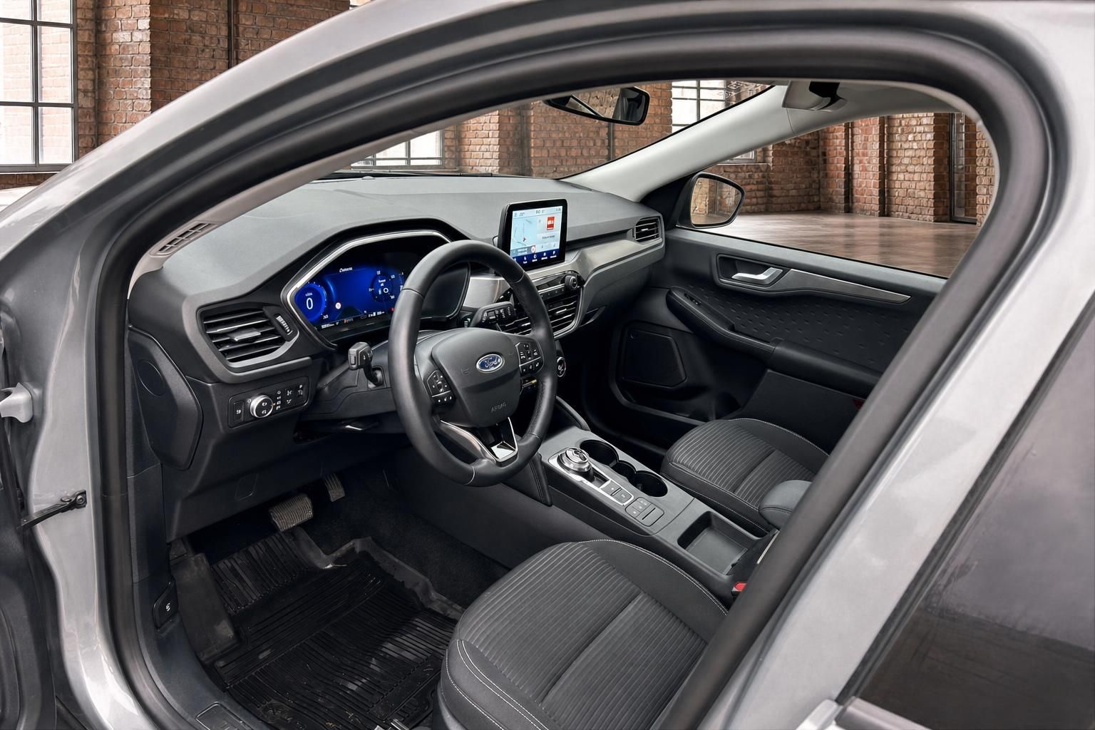 Ford Kuga Innenraum Cockpit mit Lenkrad und Touchscreen