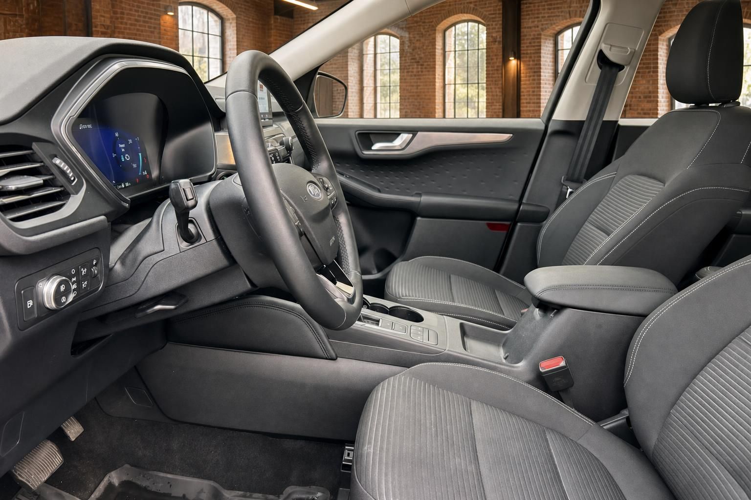 Ford Cockpit mit digitalem Tacho und schwarzer Sportlederausstattung