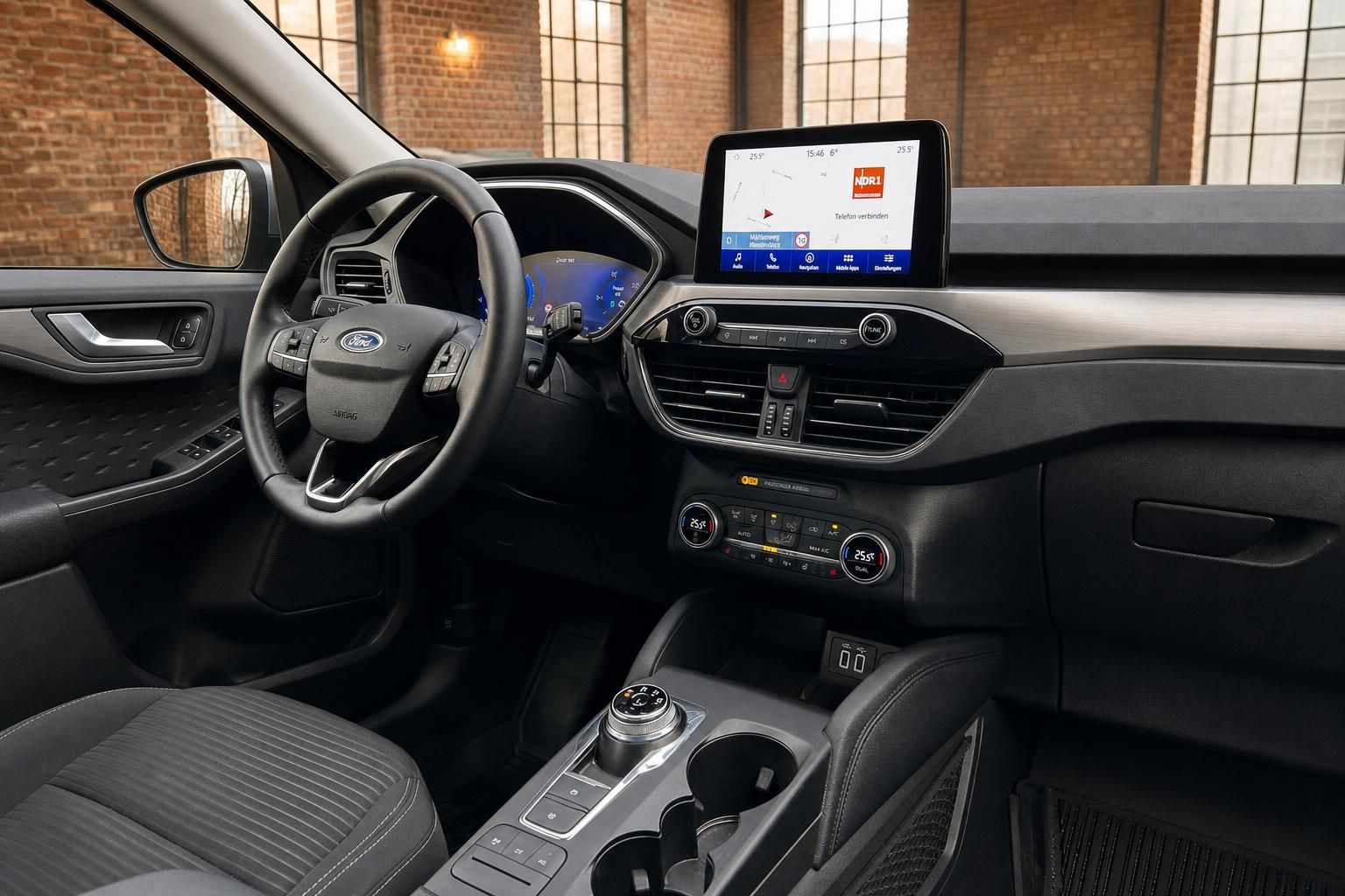Ford Innenraum mit Touchscreen Navigation und Klimaautomatik im Detail