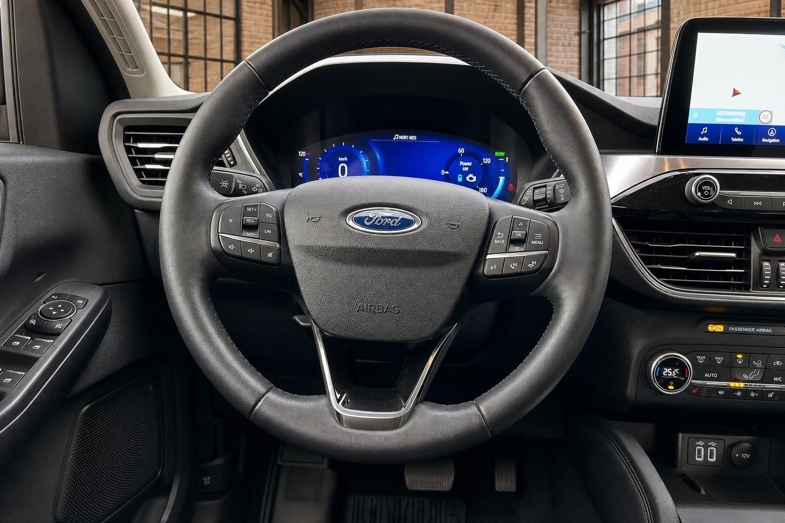 Ford Lenkrad mit Multifunktionstasten und digitalem Kombiinstrument