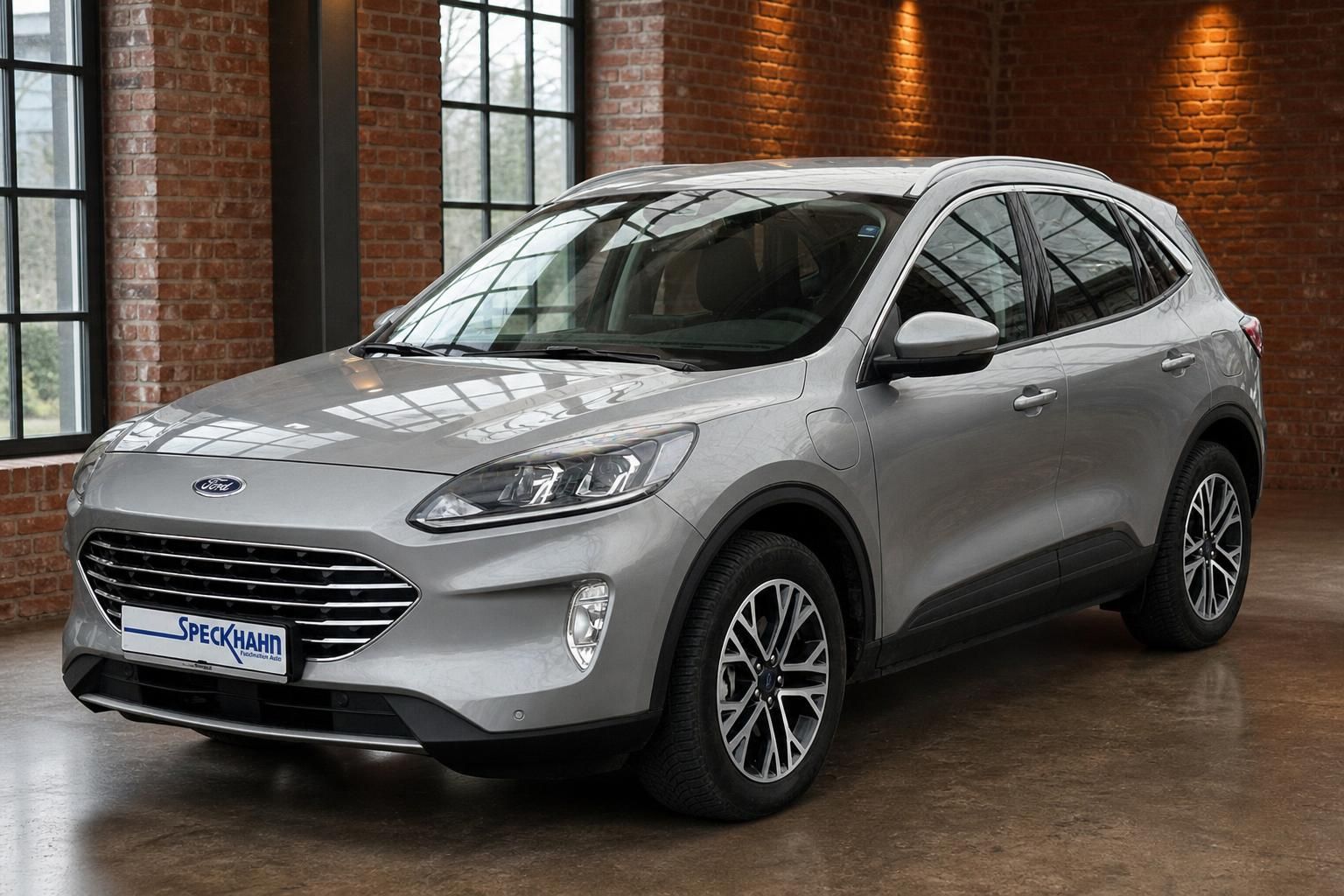 Ford Kuga silber SUV Frontansicht in Loftgebäude beim Autohaus