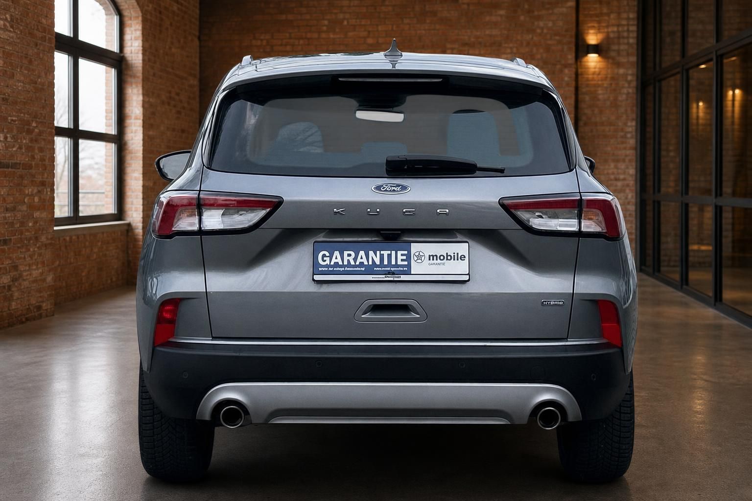 Ford Kuga Hybrid grau SUV direkte Heckansicht mit Rückleuchten