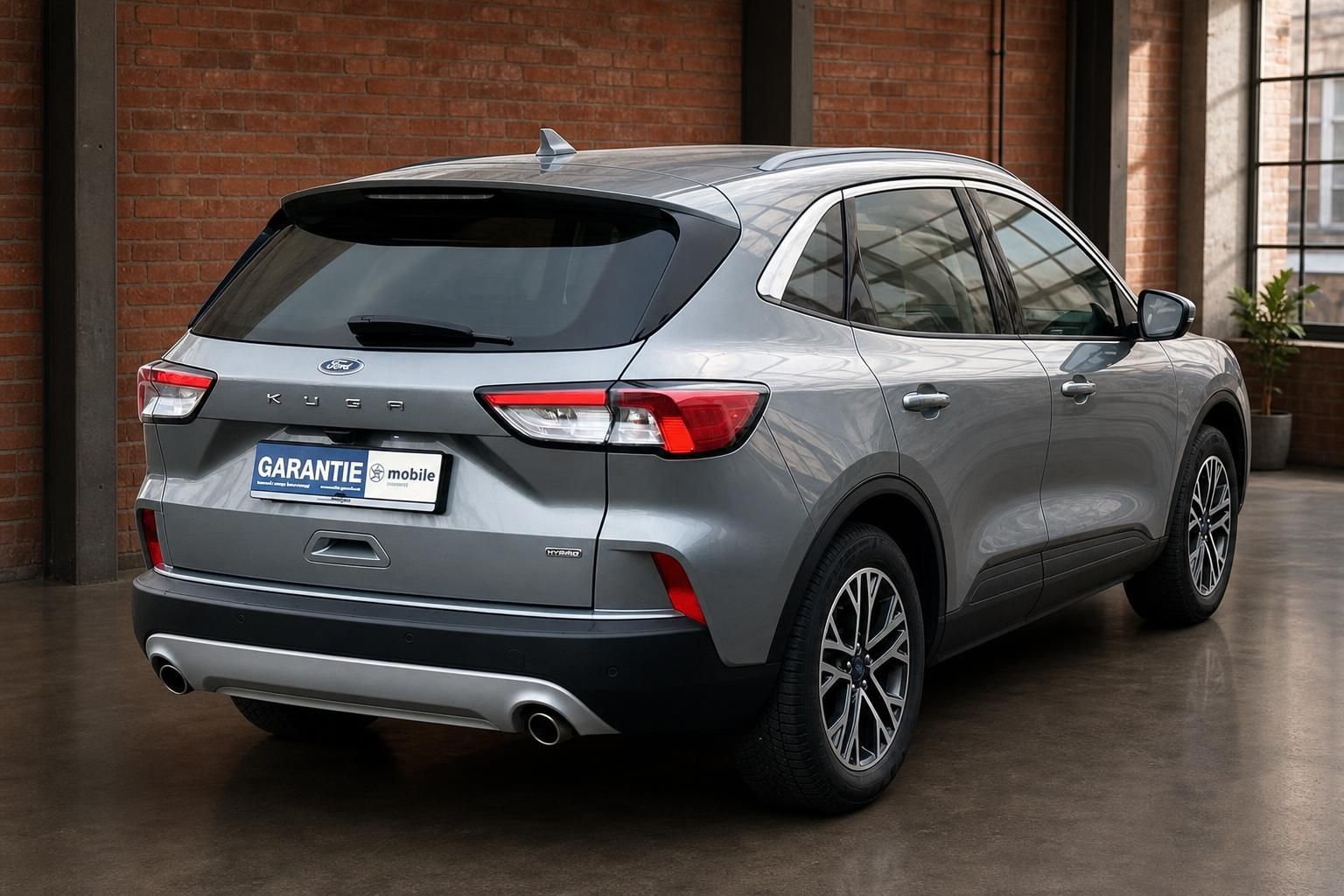 Ford Kuga Hybrid grau SUV Heckansicht seitlich in Industriehalle