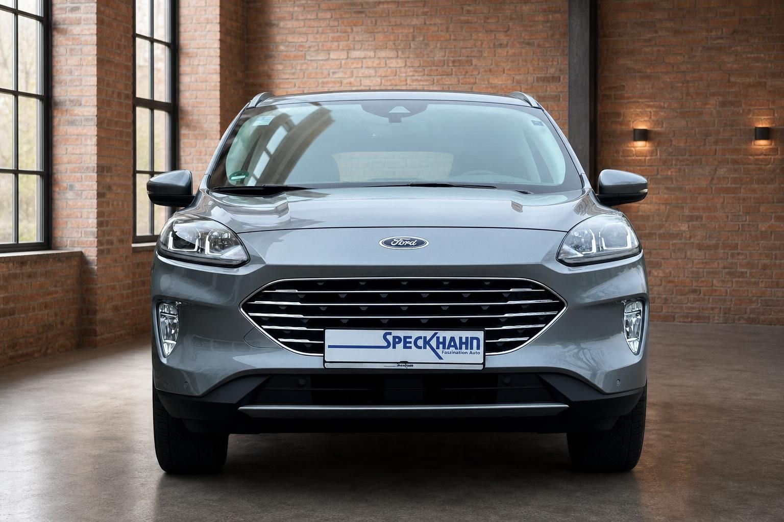 Ford Kuga silber Frontansicht in Halle mit Backsteinwand