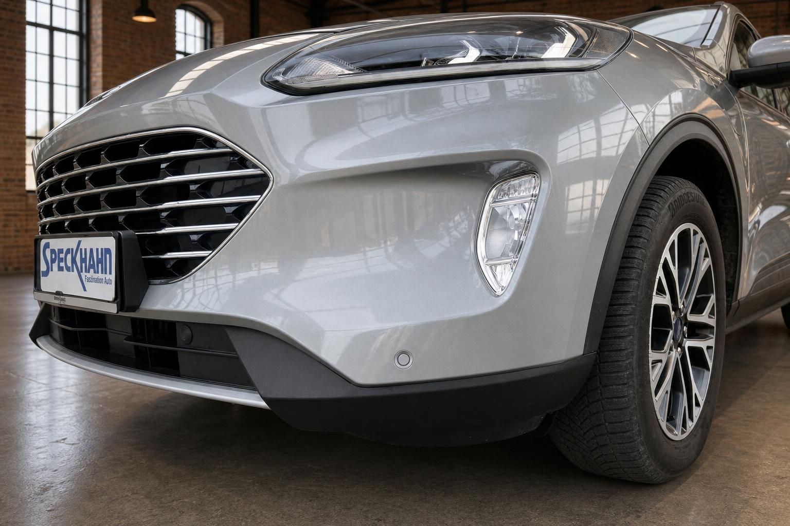 Ford Kuga silber Frontstossstange und Scheinwerfer Detailansicht