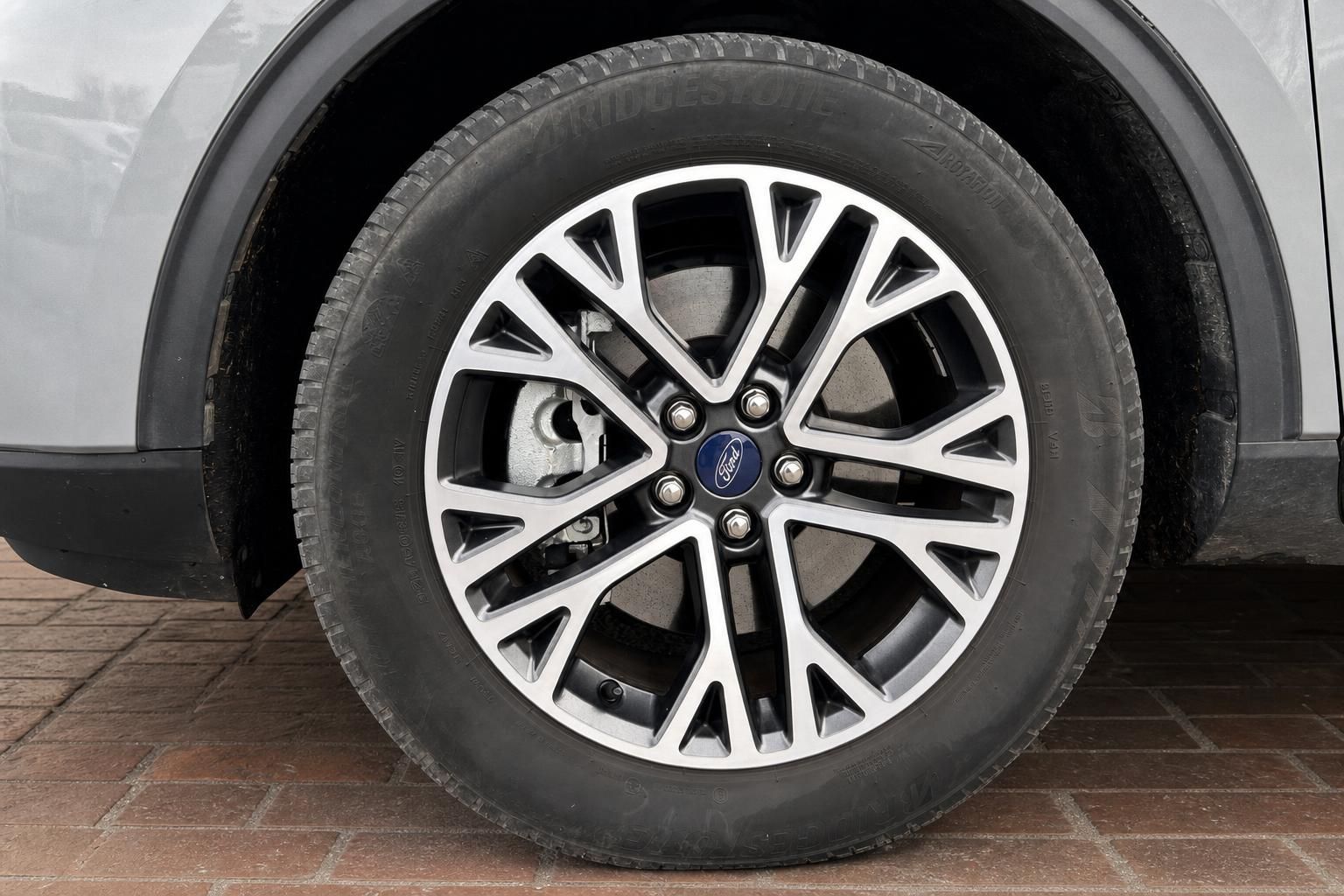 Ford Kuga Leichtmetallfelge Nahaufnahme mit Bridgestone Reifen