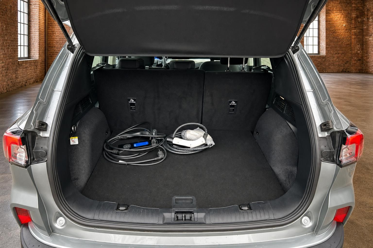 Ford Kuga Kofferraum offen mit Ladekabel und Zubehoer