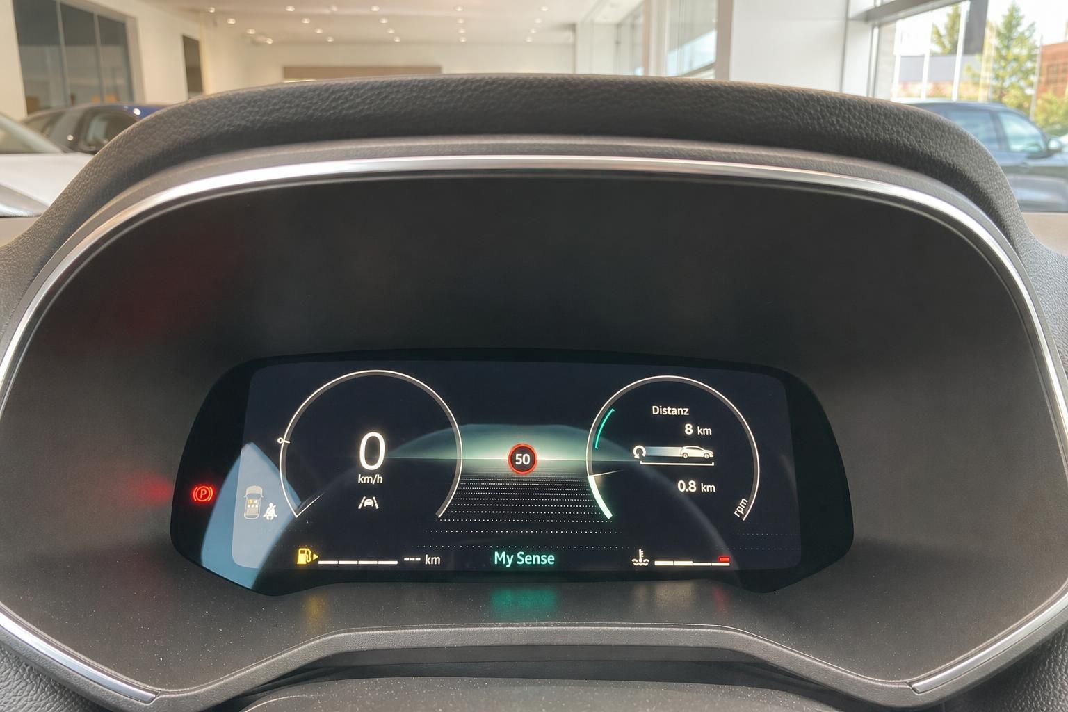 Digitales Kombiinstrument mit Tacho und Anzeigen im modernen Fahrzeug-Innenraum