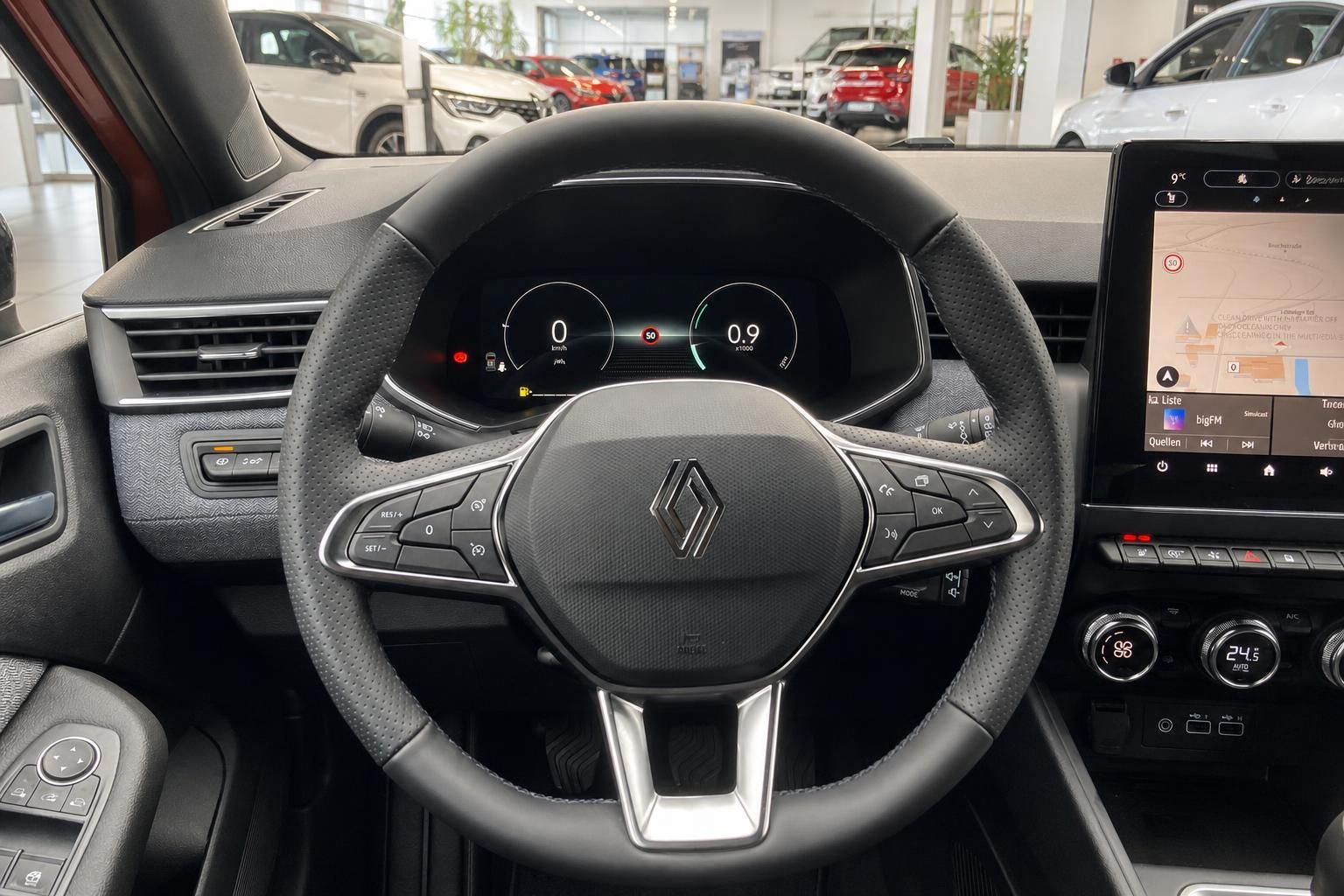 Lenkrad mit Renault-Logo und Multifunktionstasten im Fahrzeug-Innenraum