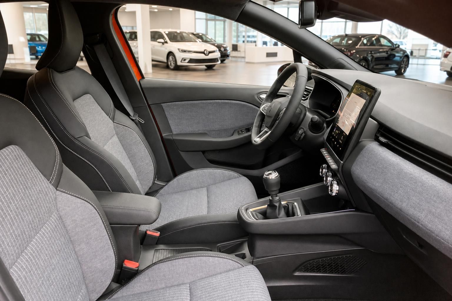 Kompletter Innenraum mit grauen Sitzen und Armaturenbrett im modernen Fahrzeug