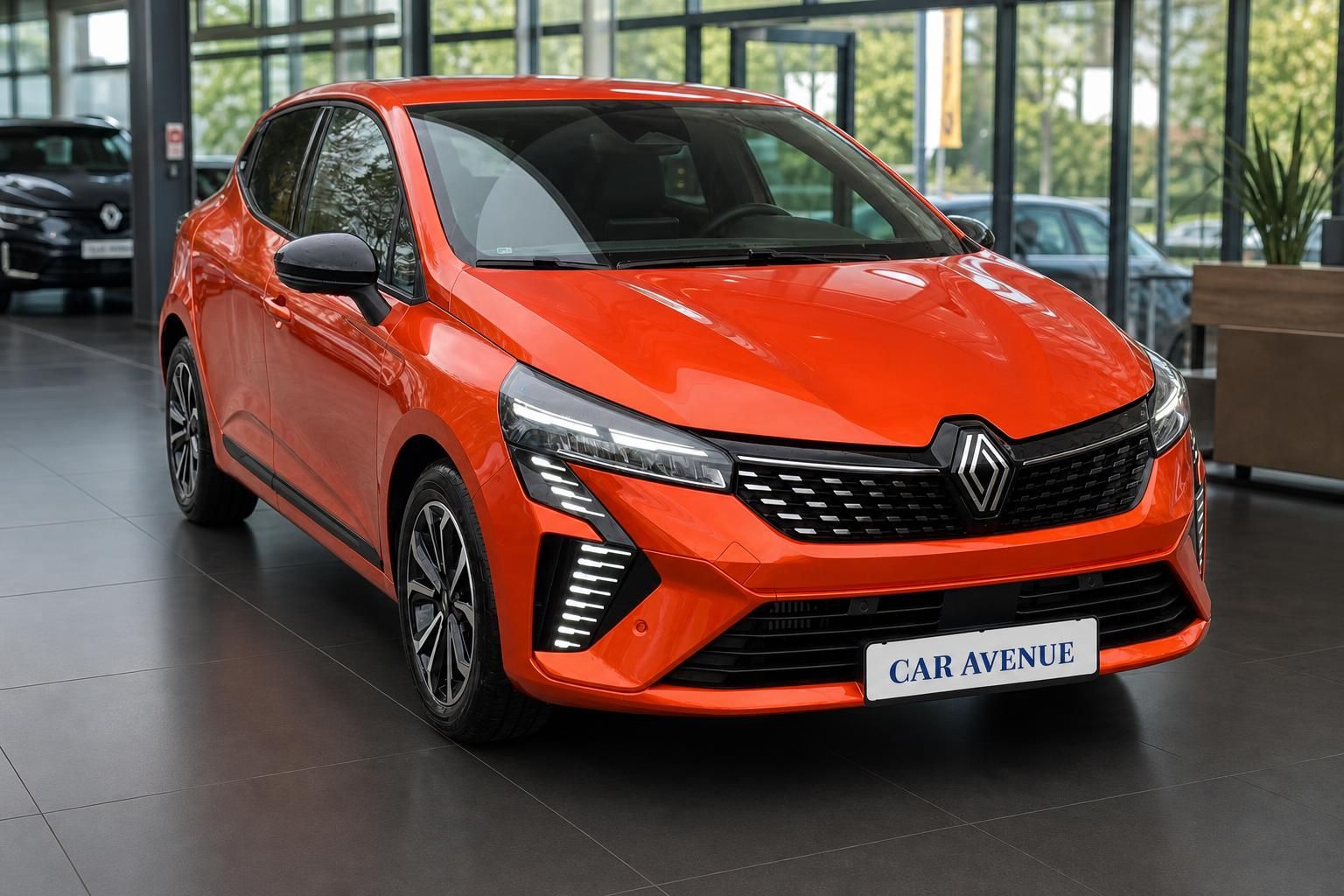 Roter Renault Clio Kleinwagen Frontansicht mit LED-Scheinwerfern im Autohaus-Showroom