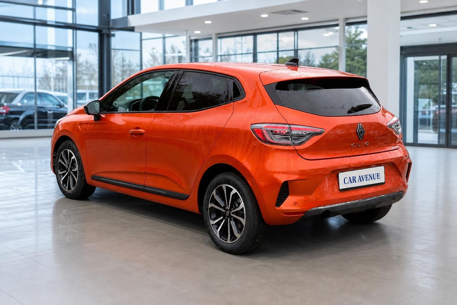 Roter Renault Clio Schrägansicht hinten mit Heckspoiler in gläsernem Autohaus