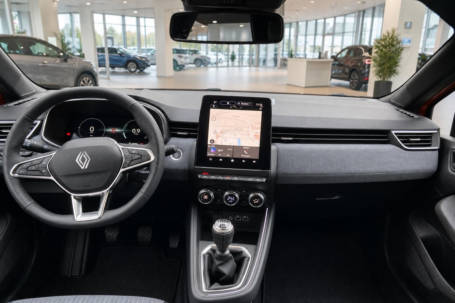 Cockpit mit Lenkrad, Touchscreen-Display und Armaturenbrett eines modernen Renault Fahrzeugs